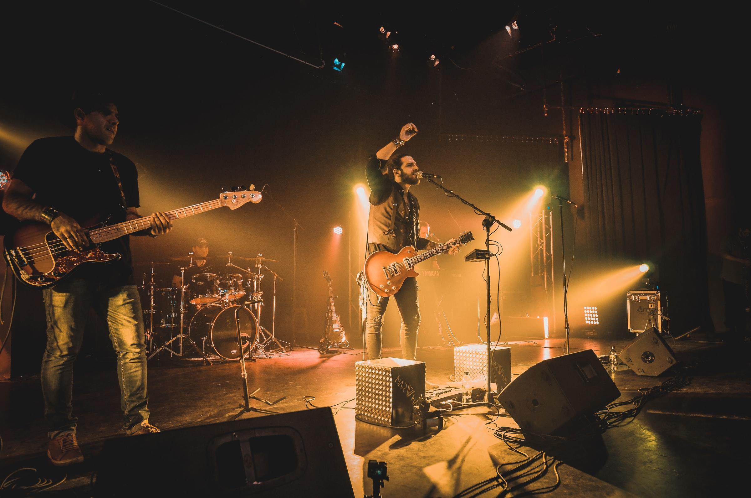 konsert med band, to gitarister