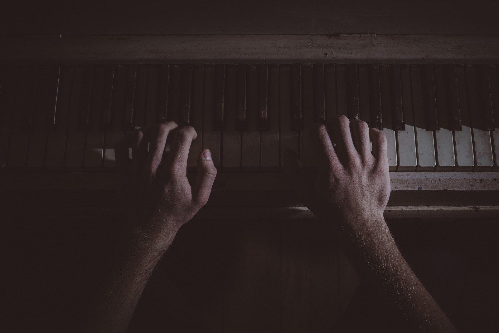 Hender på piano