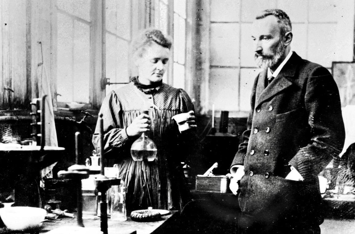 Marie og Pierre Curie i laboratorium.