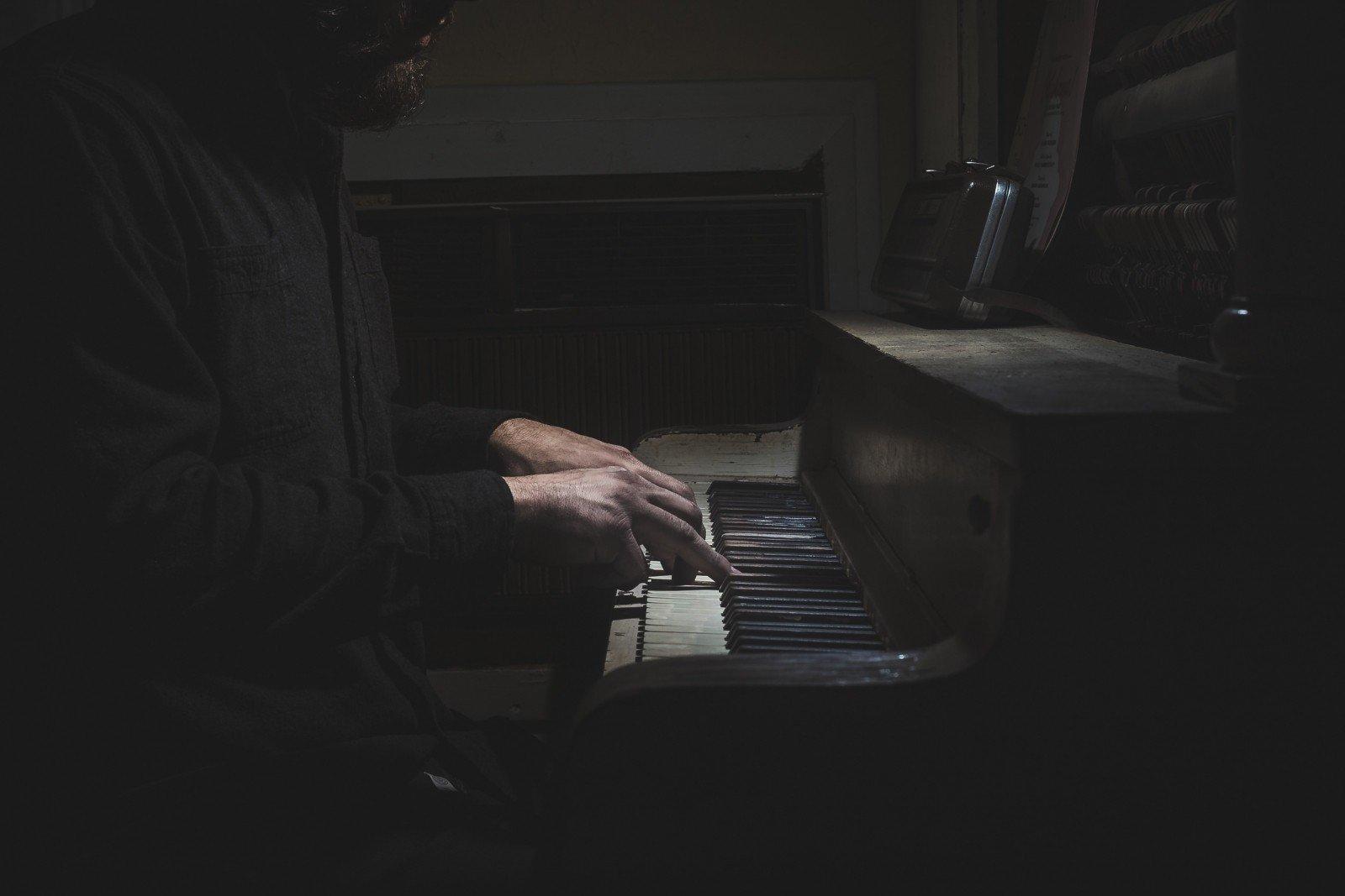 Person spiller piano