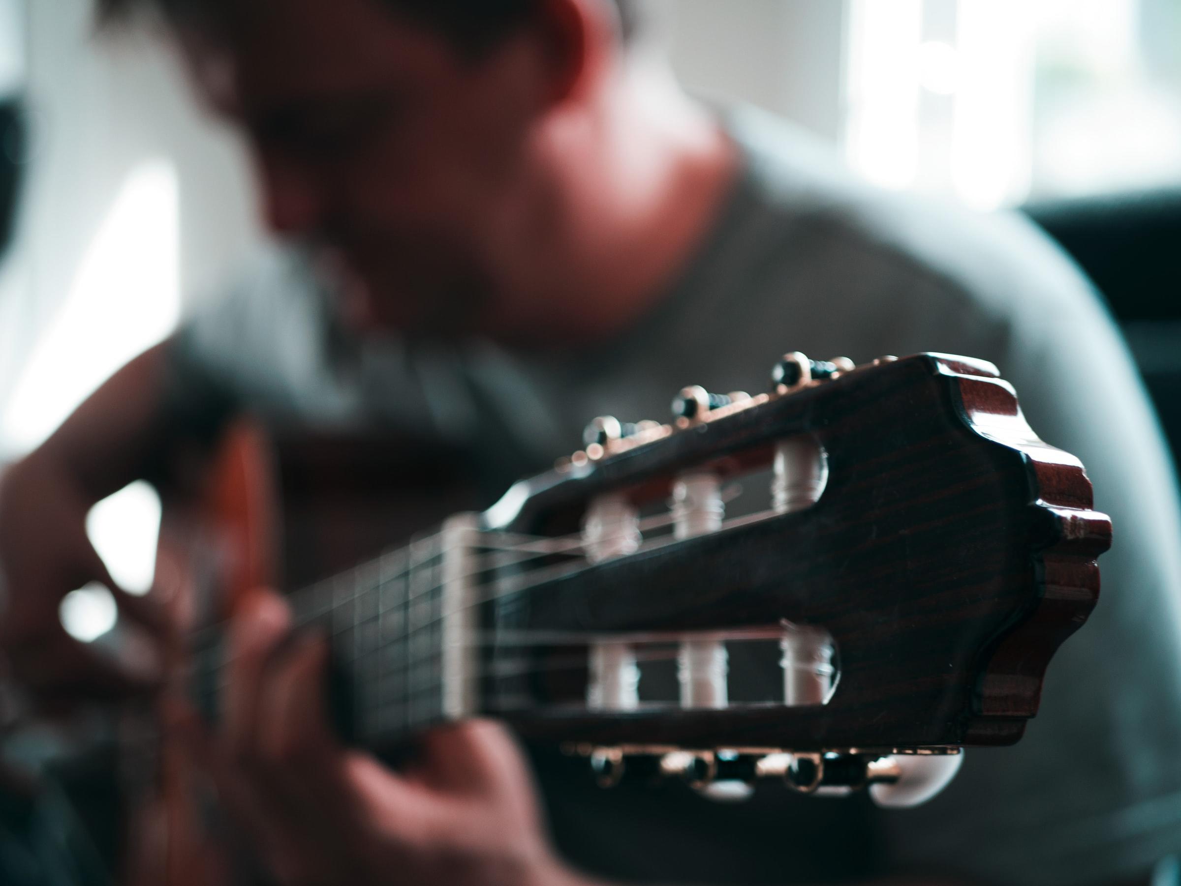 gitarist akustisk gitar