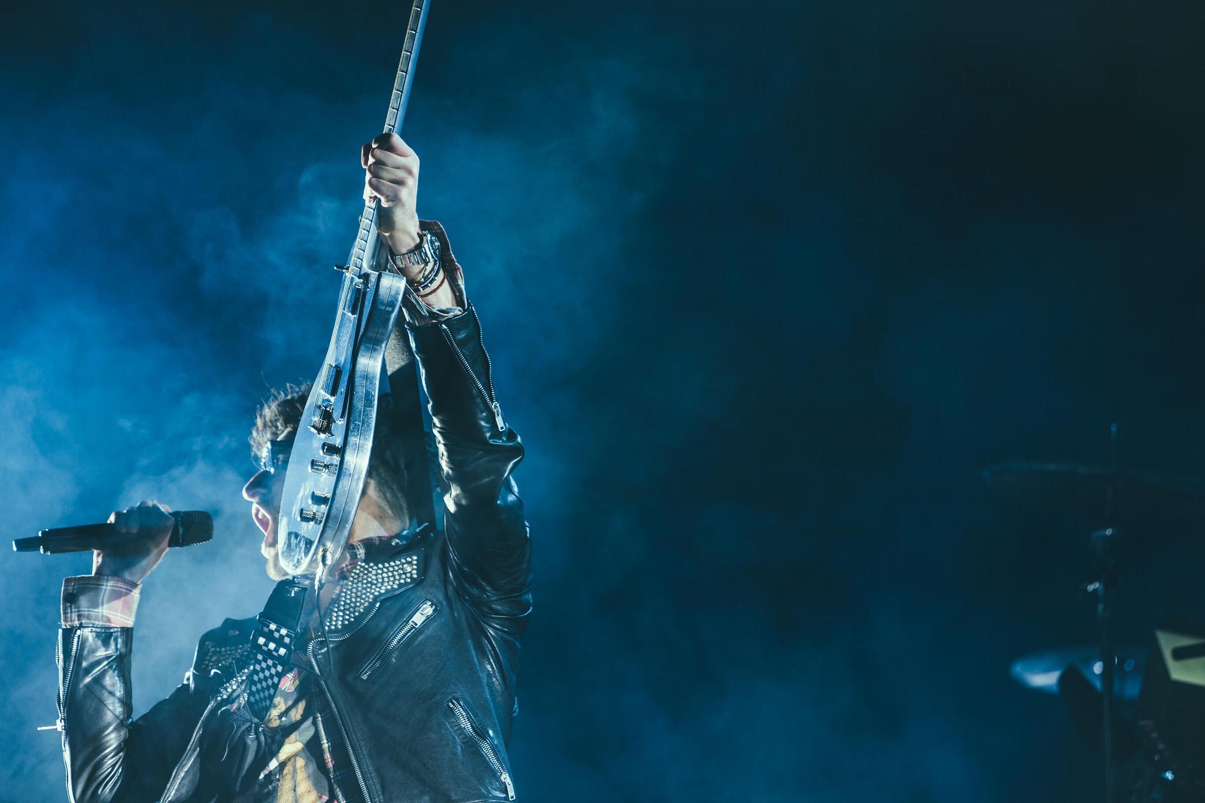 gitarist synger på scene