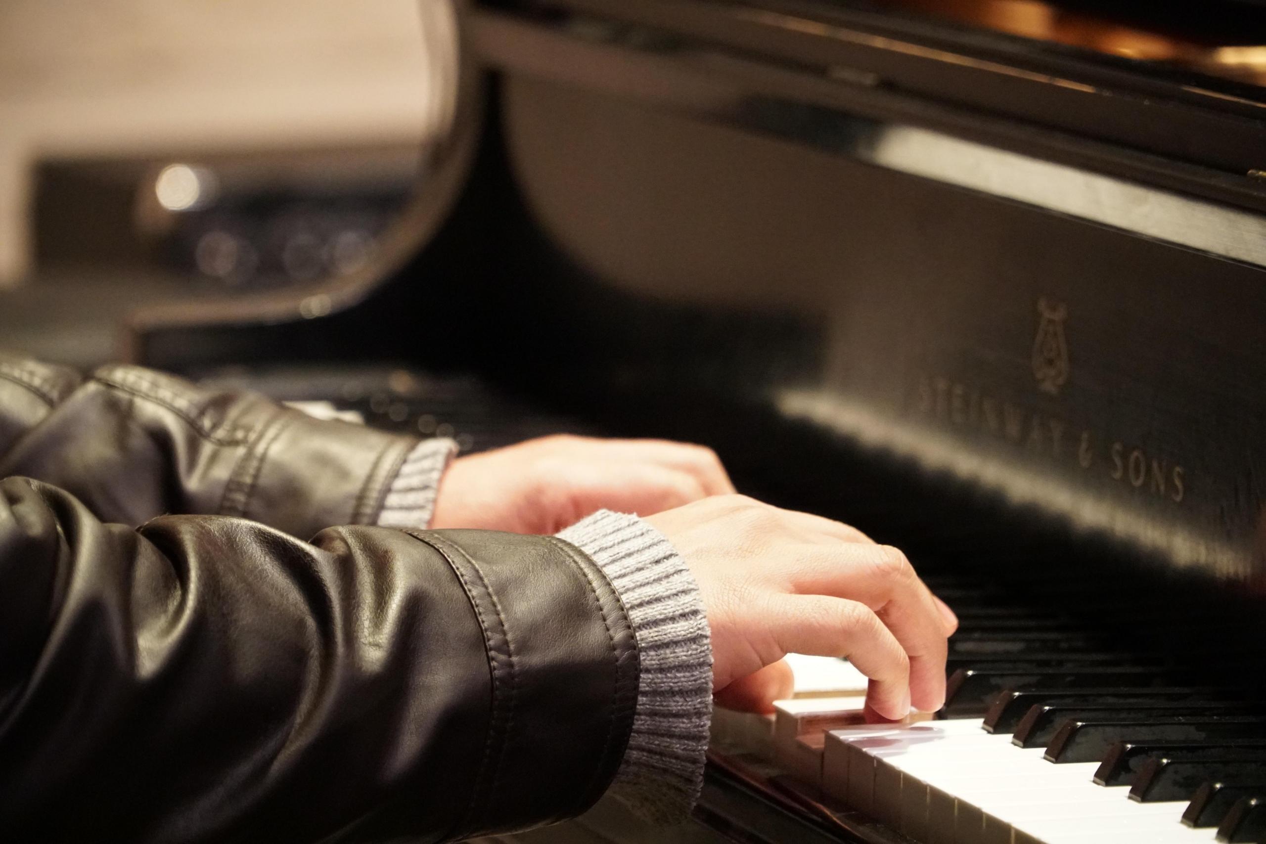 Mann spiller piano