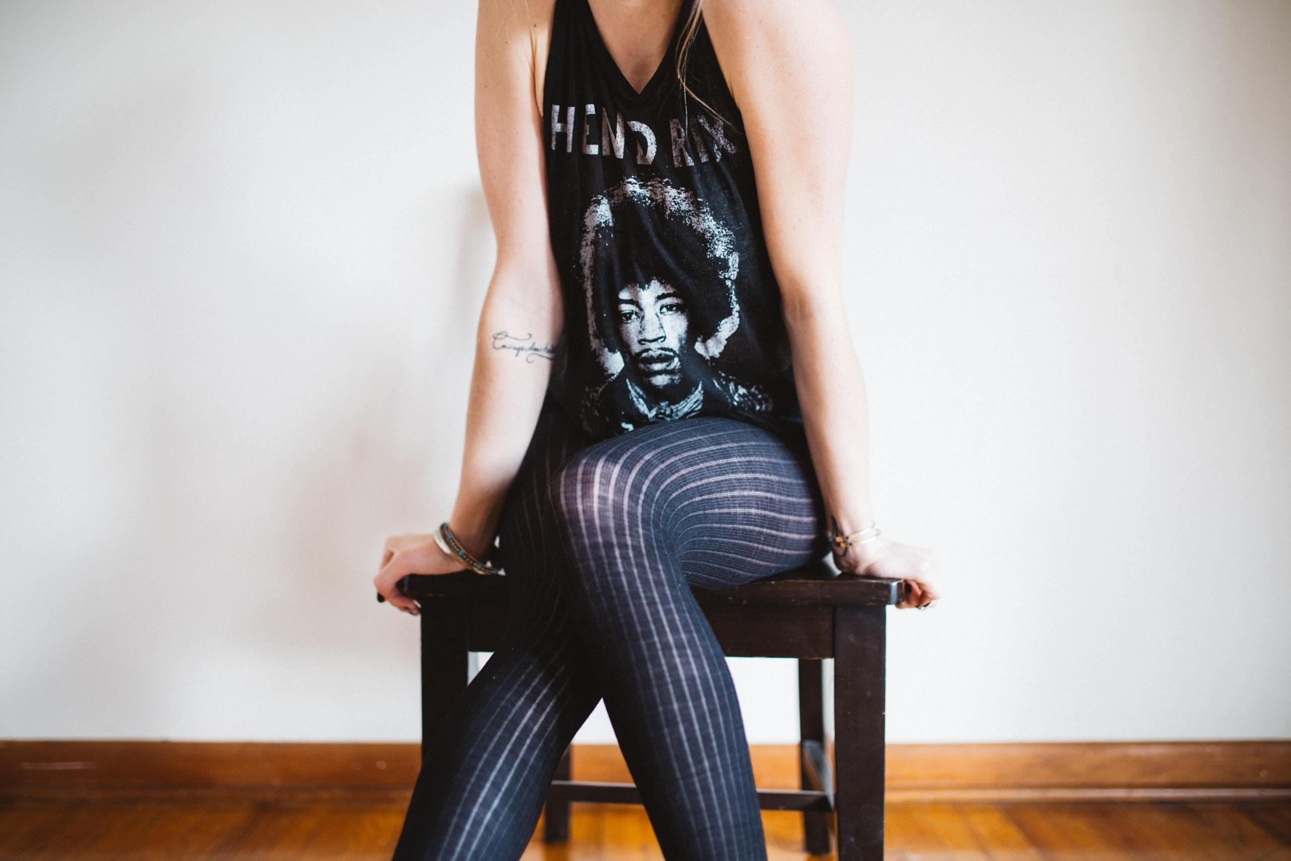 Kvinne med Jimi Hendrix-tskjorte.
