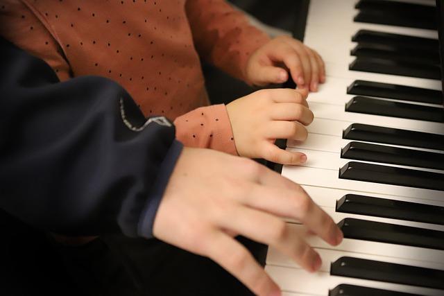 Barn-spiller-piano
