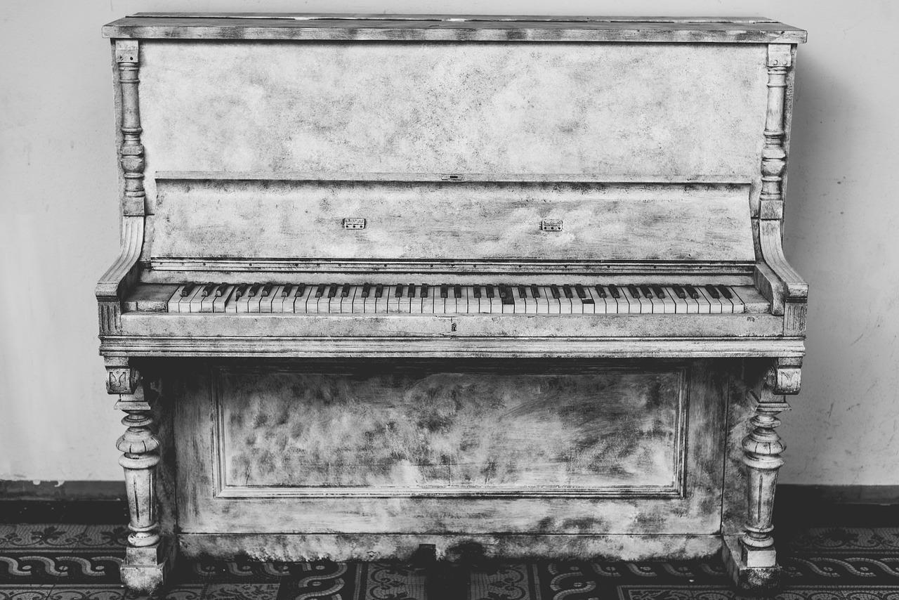 Piano i svart-hvitt