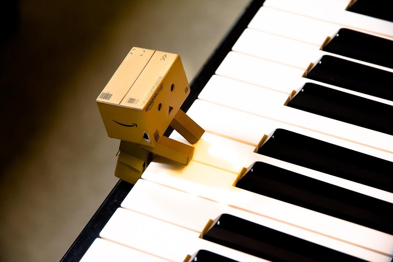 Liten figur med piano