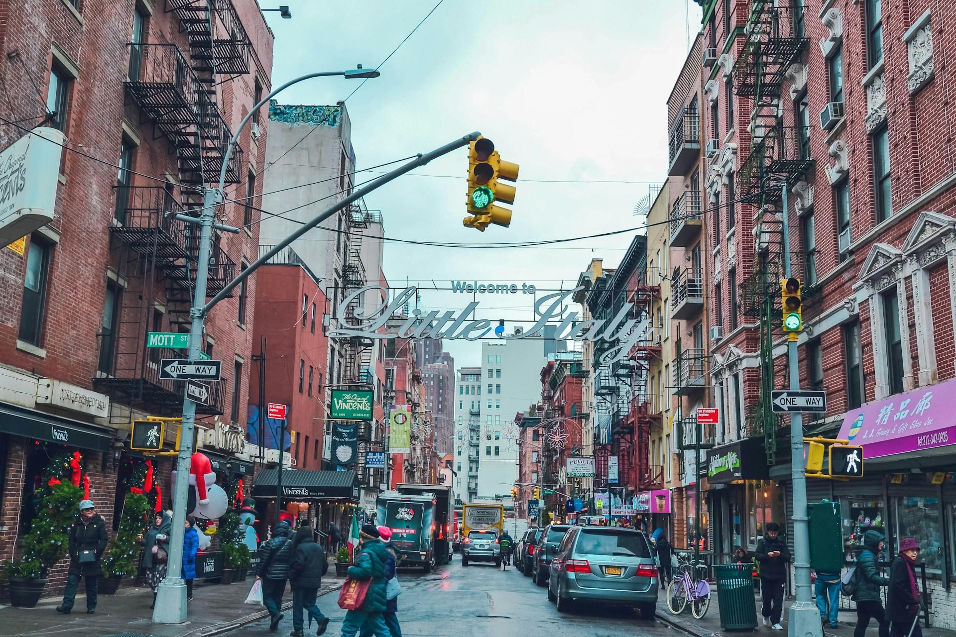 Little Italy med skilt i New York.