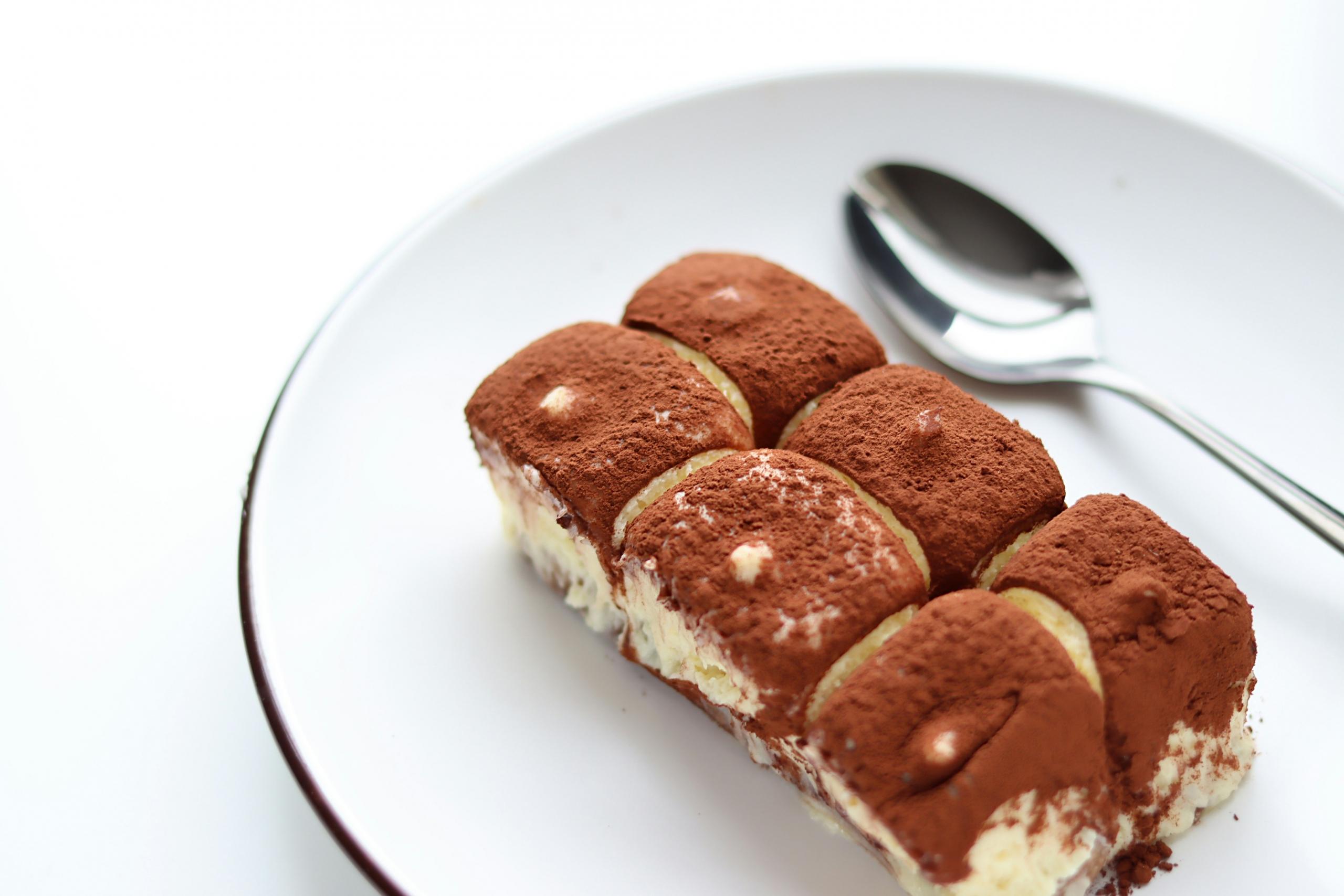 En hvit tallerken med tiramisu. 