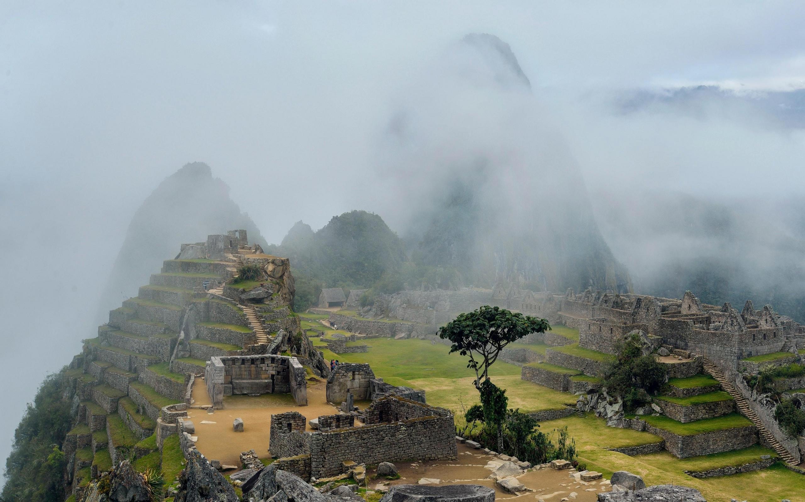 machu picchu i peru i tåke