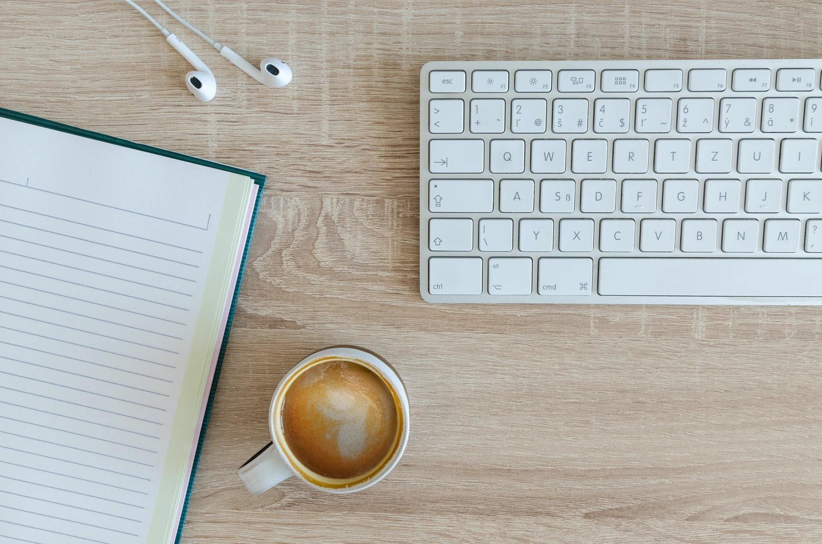 tastatur, russisk kaffe, hodetelefoner og notatblokk