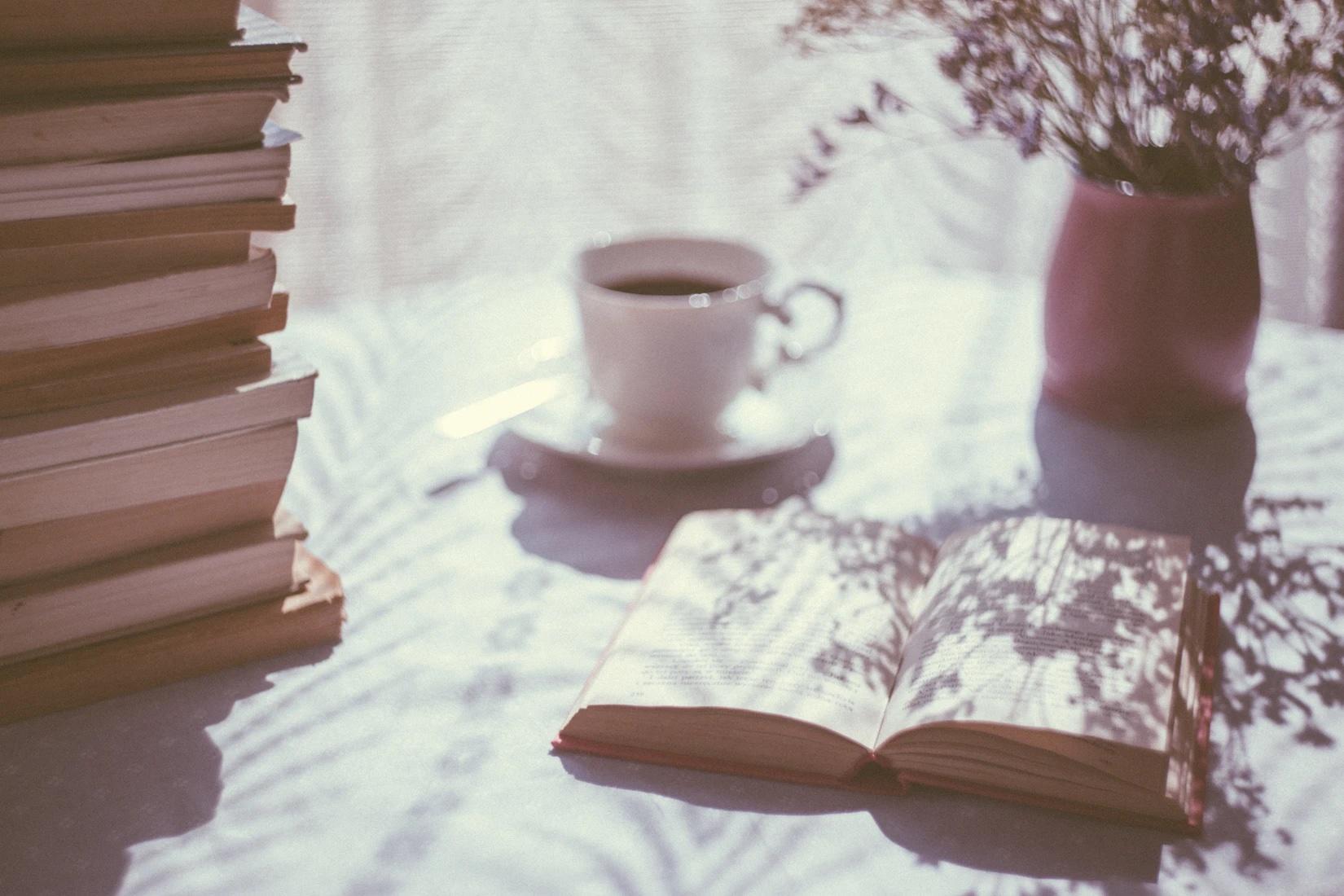hyggelig stund med bok, kaffe og blomster