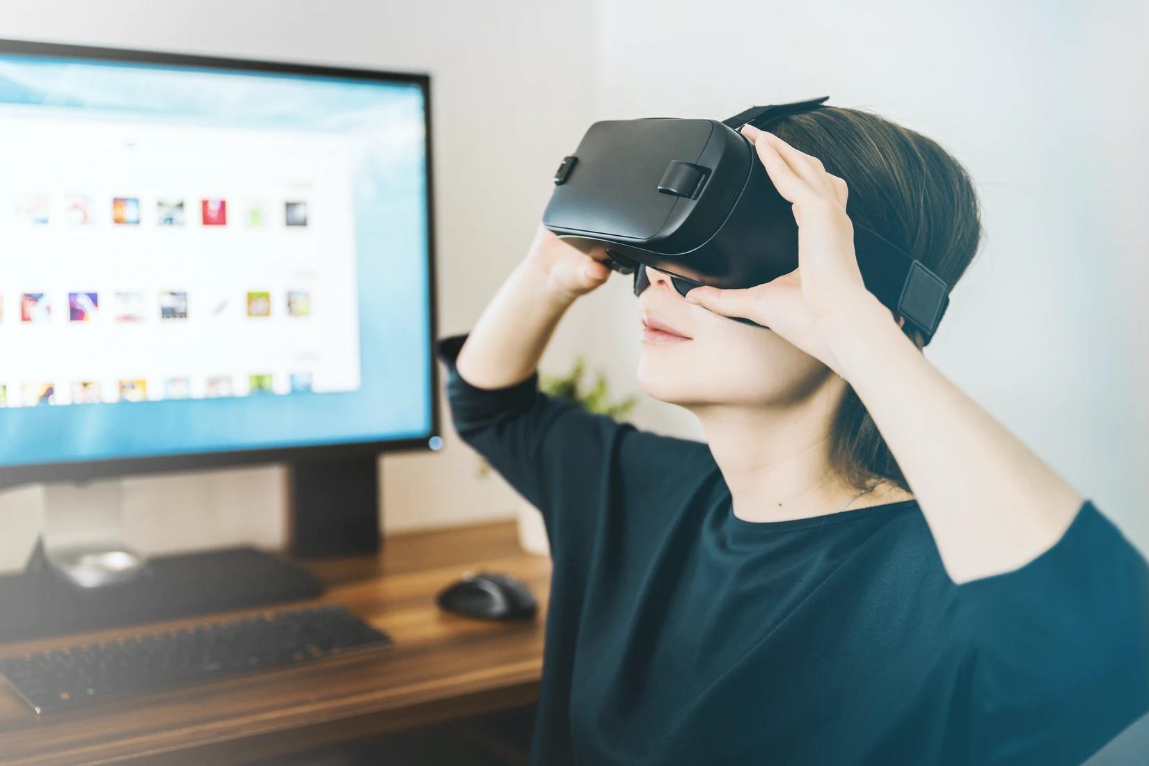 person med 3D-briller og dataspill i bakgrunnen