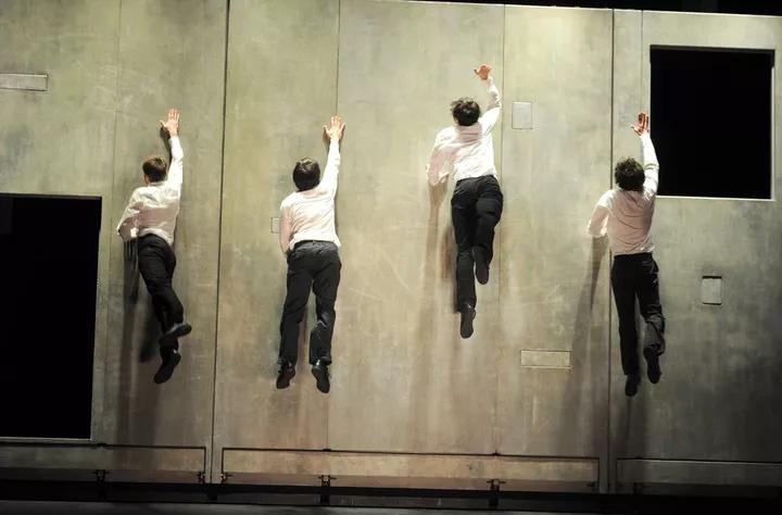 scene fra en danseforestilling av Aurélien Bory