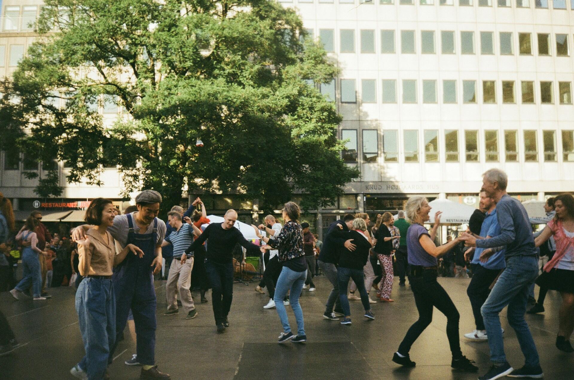 Mennesker danser pardans i byen