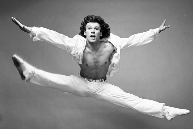 Svart-hvitt bilde av Patrick Dupond som gjør en splitt