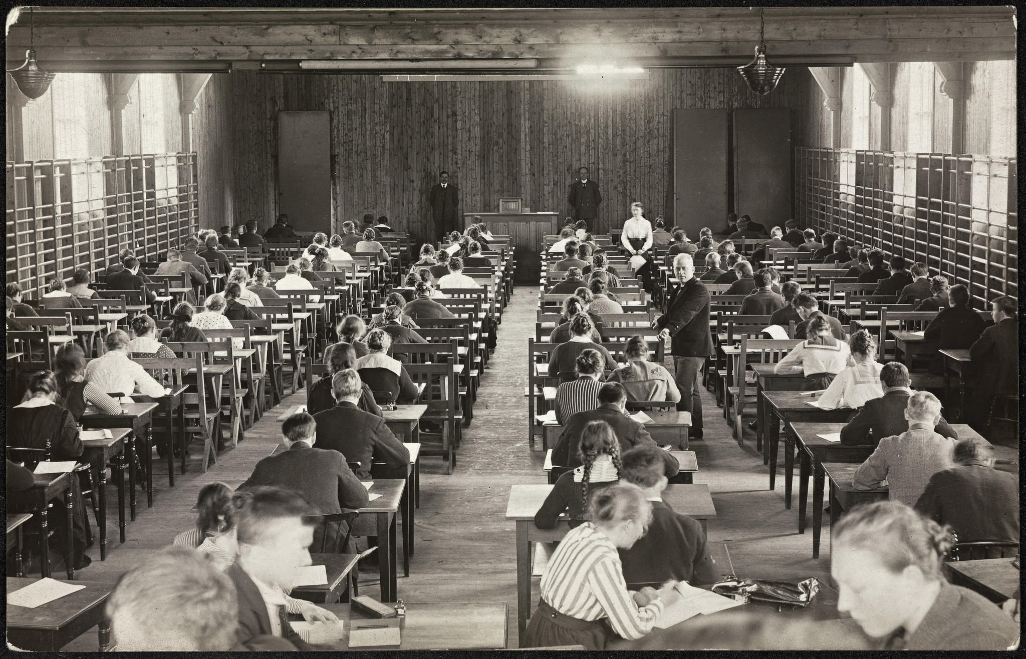 eksamen i svart-hvitt fra 1920-tallet et sted i Norge