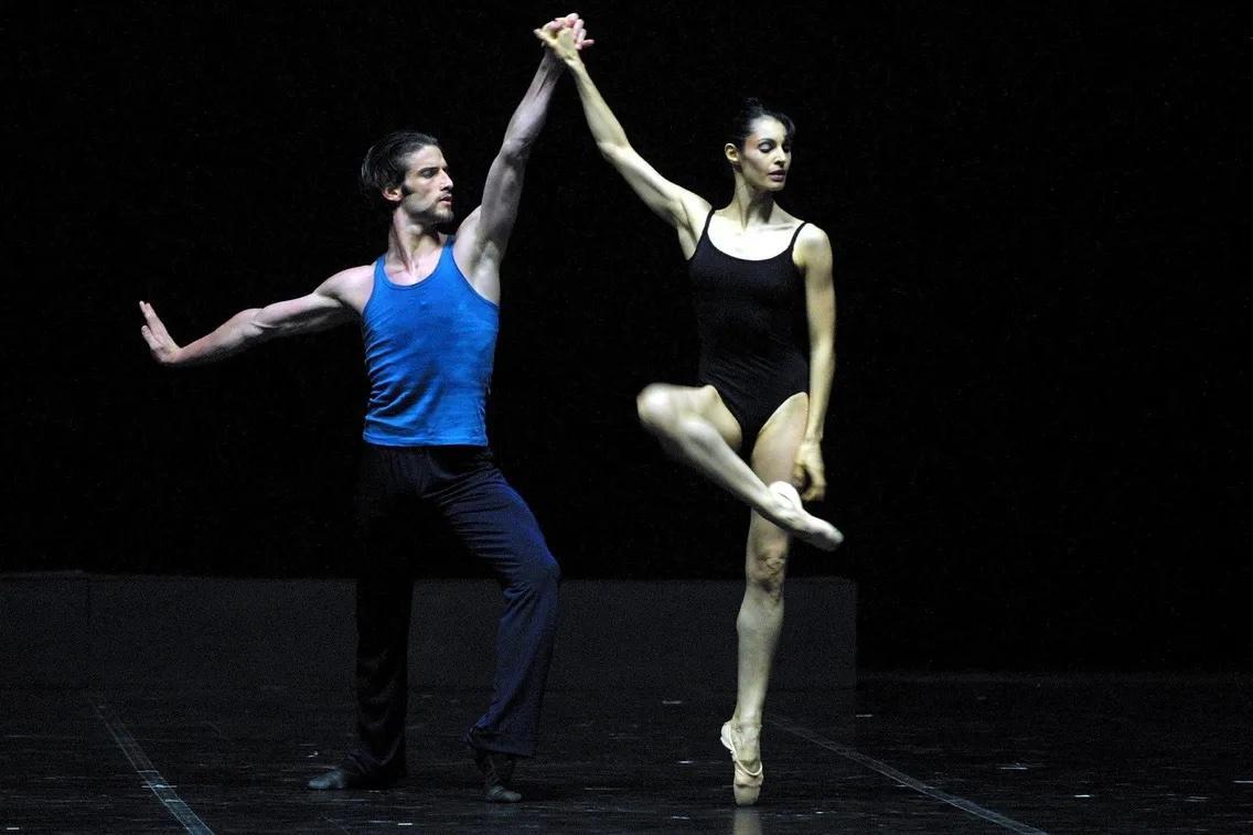 Marie-Claude Pietragalla og Julien Derouault danser på scenen