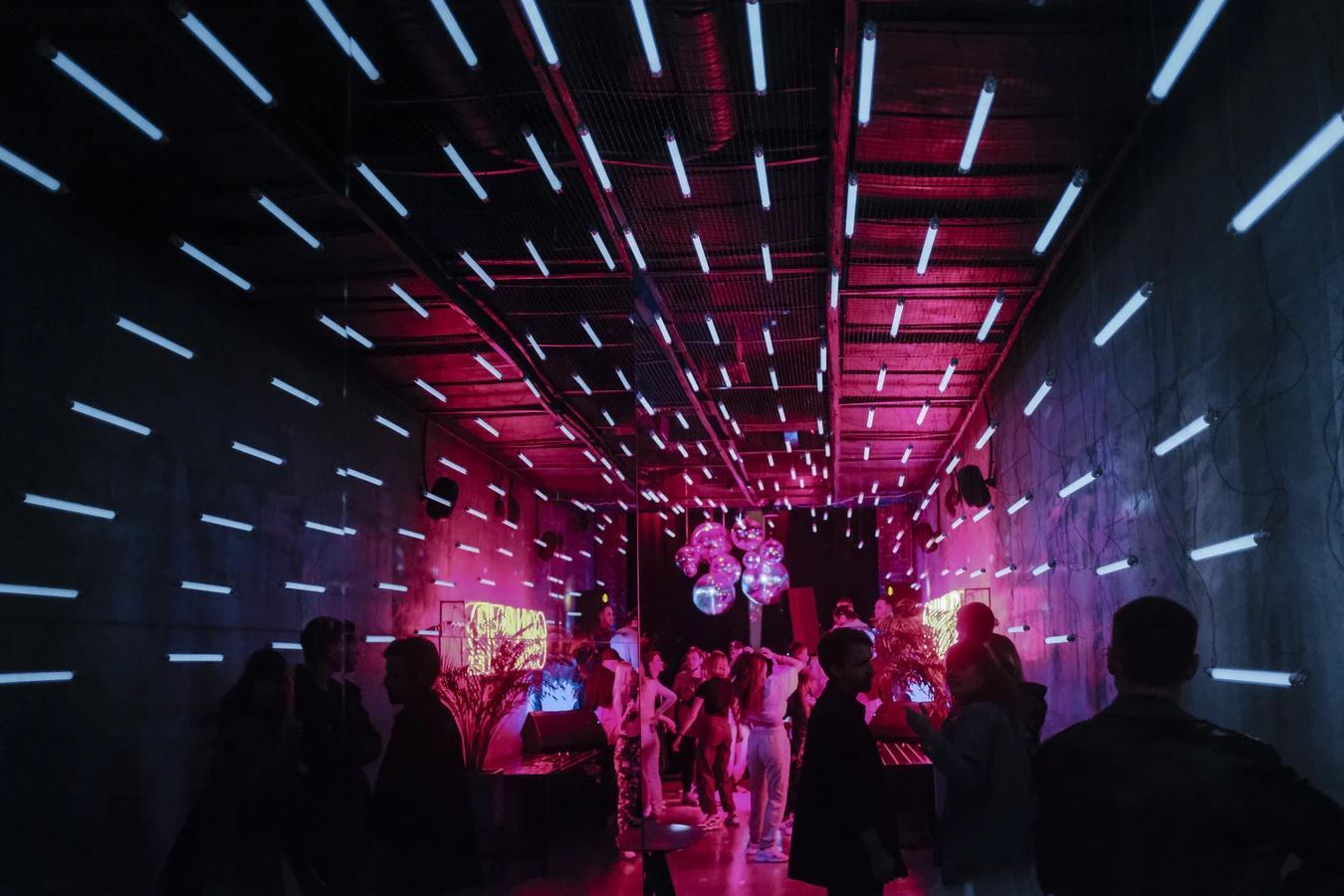 folk slår seg løs på dansegulvet i en klubb