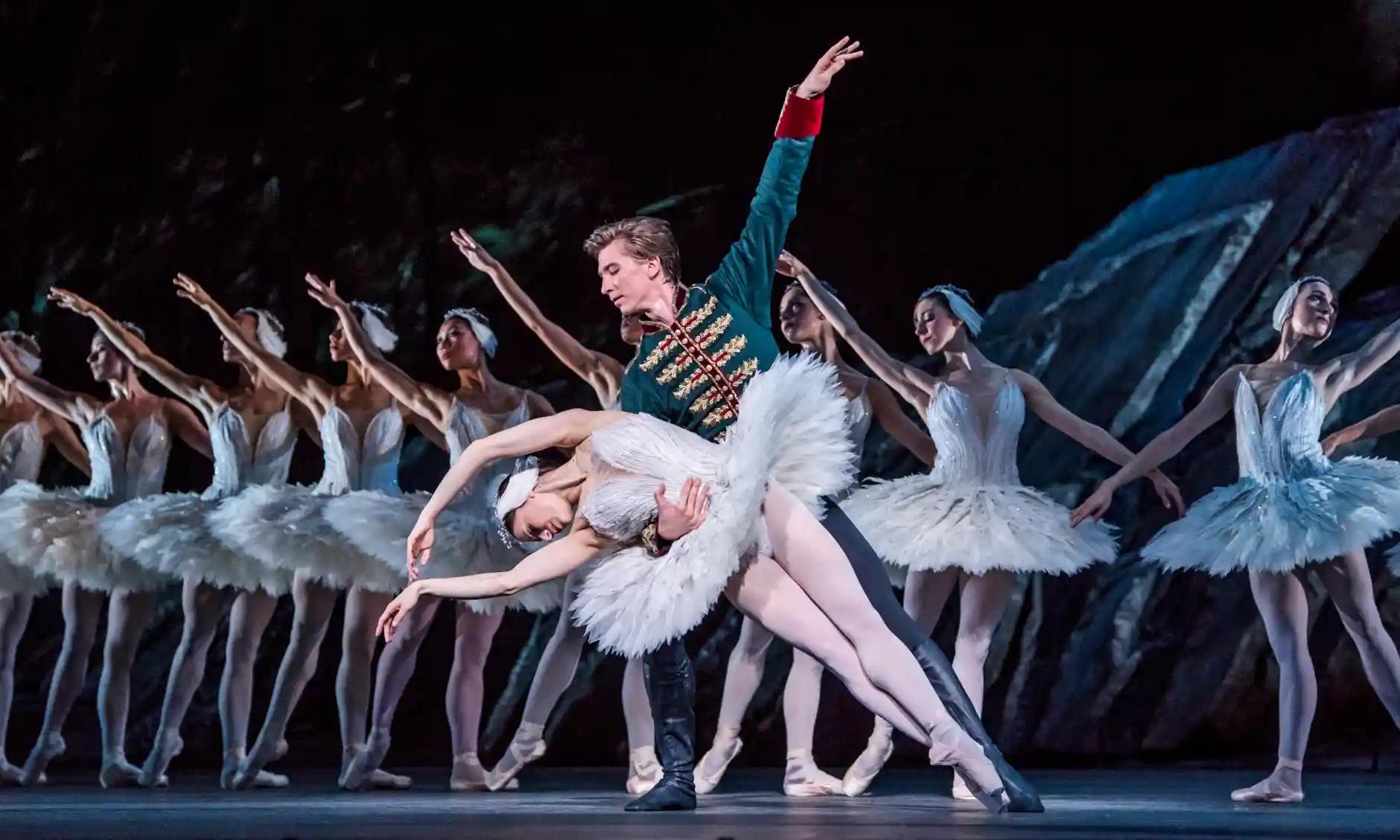 scene fra ballettforestillingen Svanesjøen