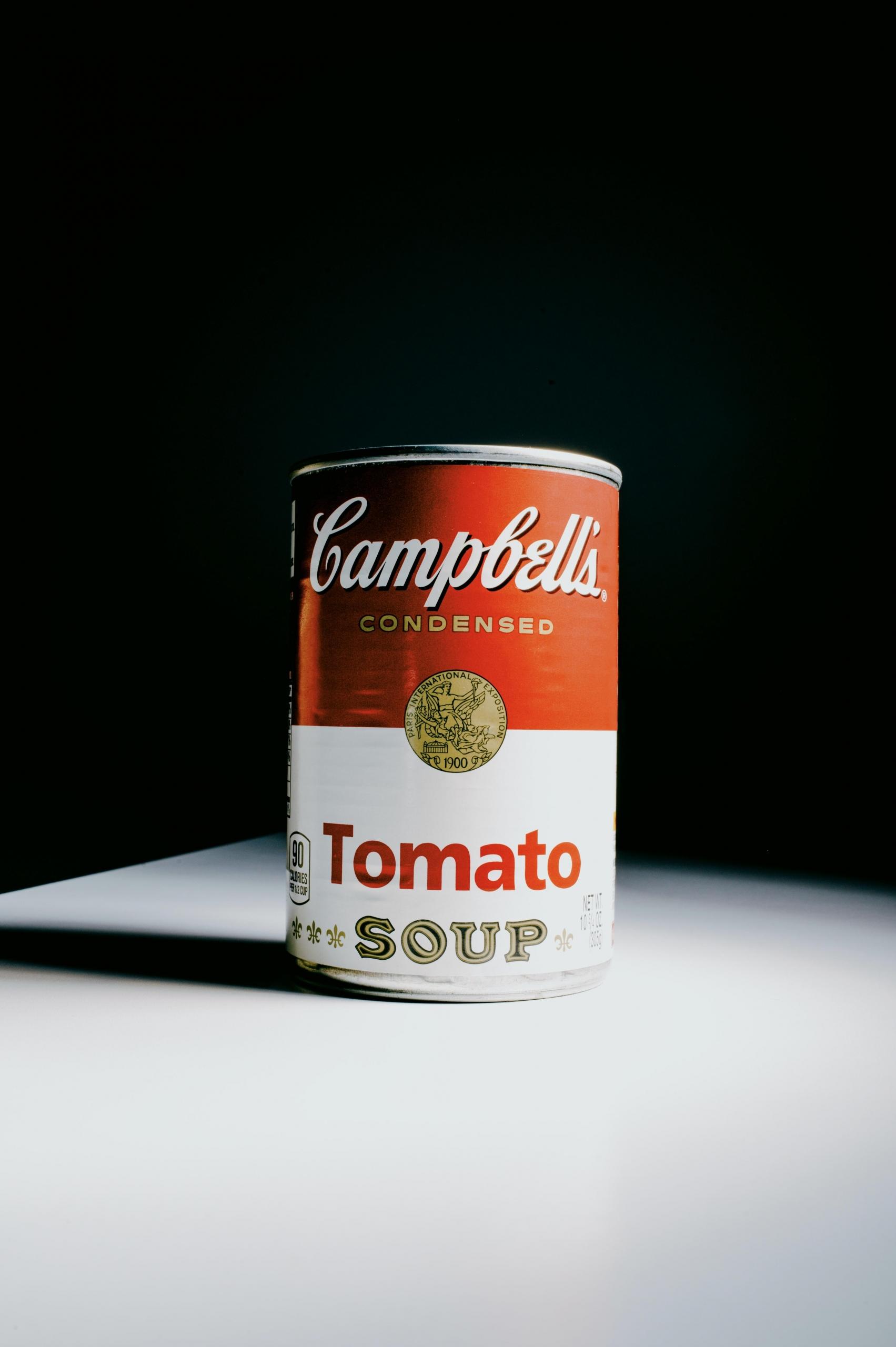 foto av en dramatisk belyst suppeboks av typen Campbell's tomatsuppe