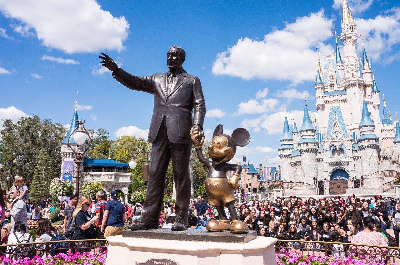Disneyland-statue av Walt Disney og Mikke Mus