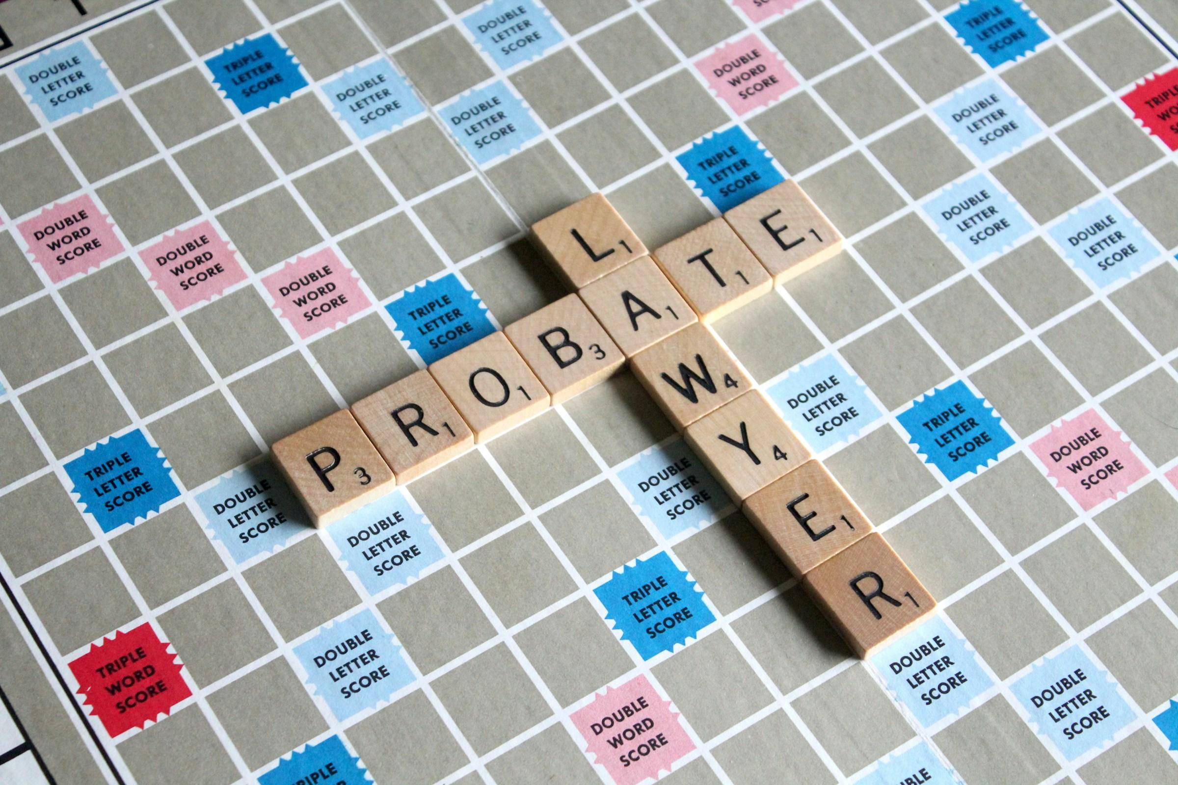 Scrabble spill med ordene "lawyer" og "probate" lagt ut på brettet. 