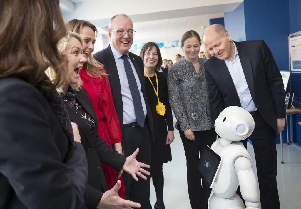 NTNU, folk og en robot.