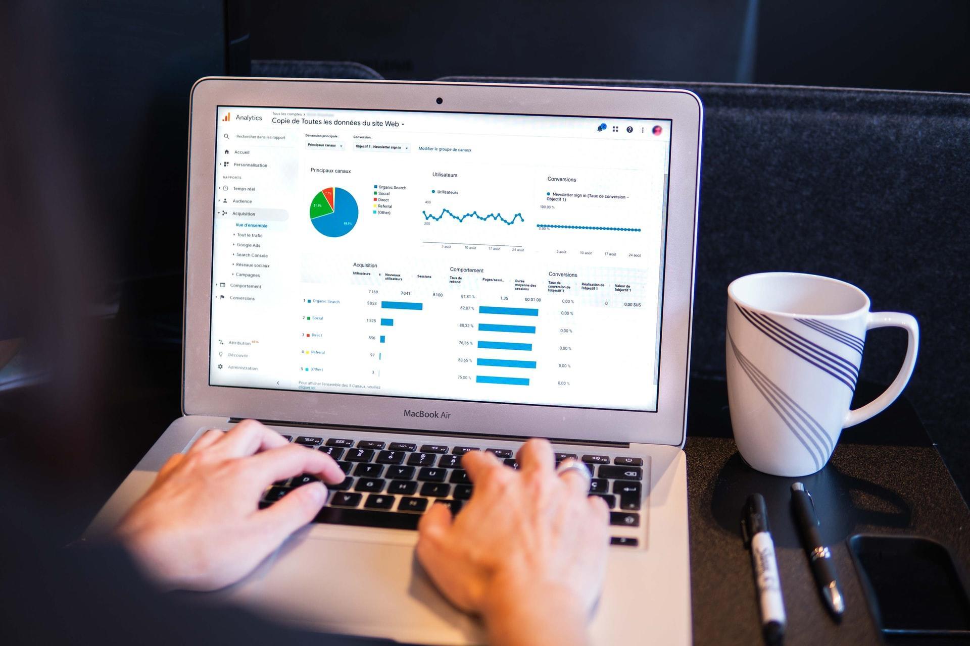 Nettstudier, statistikk, laptop.