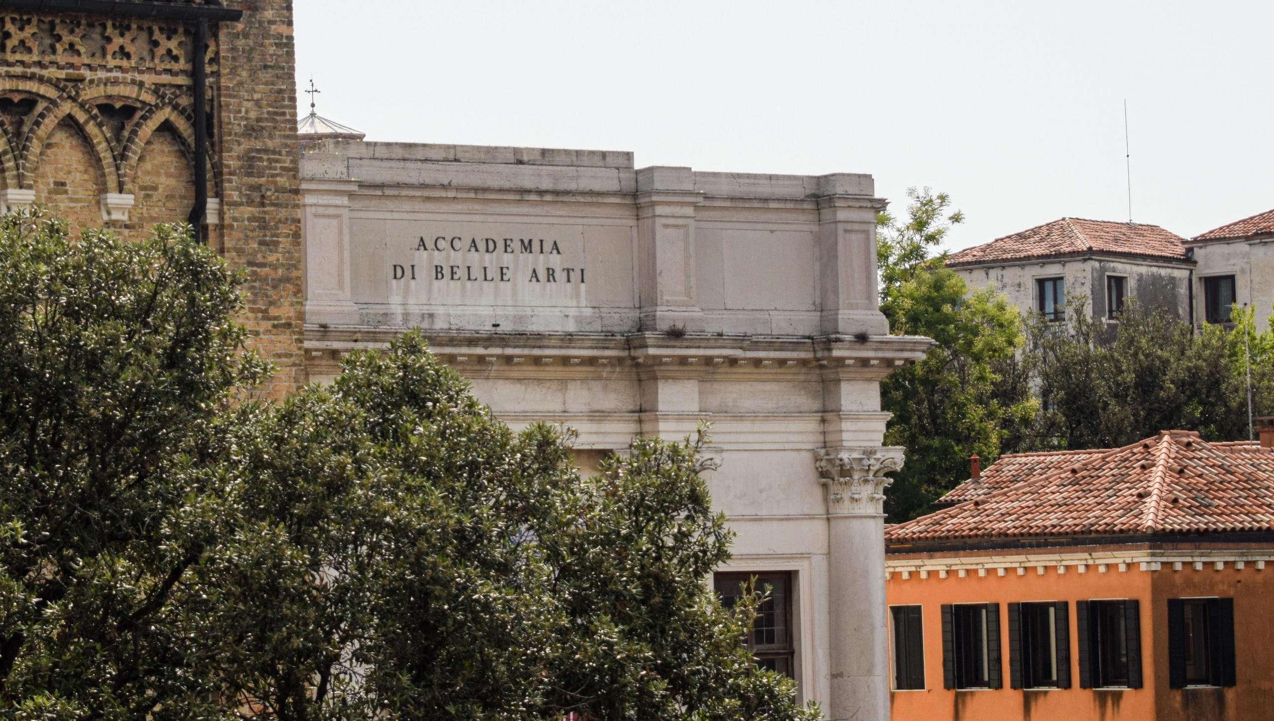 bilde av en akademisk bygning og trekroner, det står "accademia di belle arti" på den 
