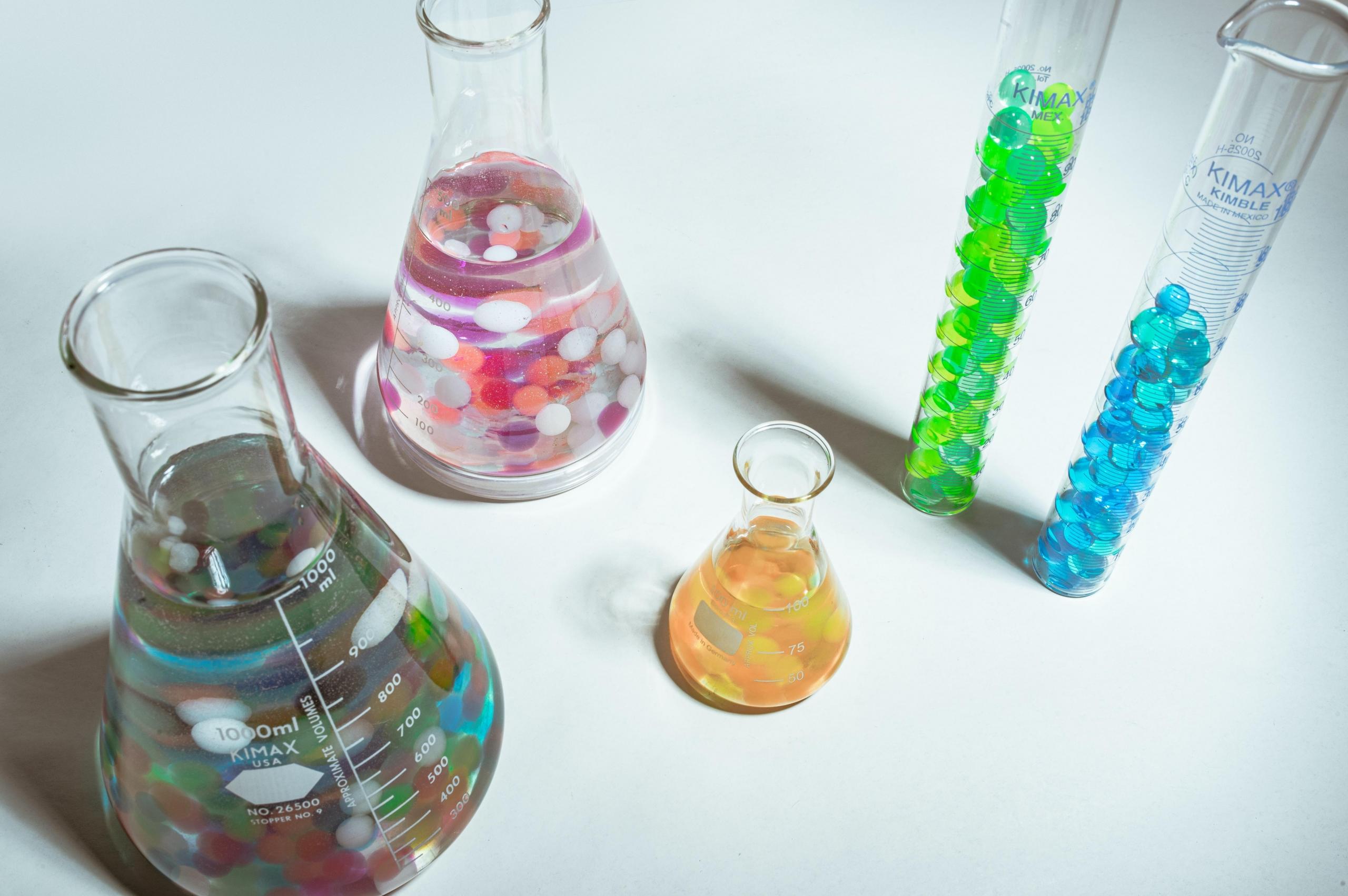 begerglass med fargerikt innhold