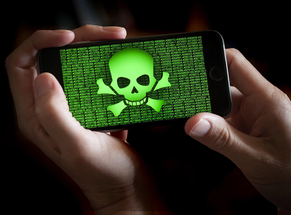 Mobiltelefon med virus.
