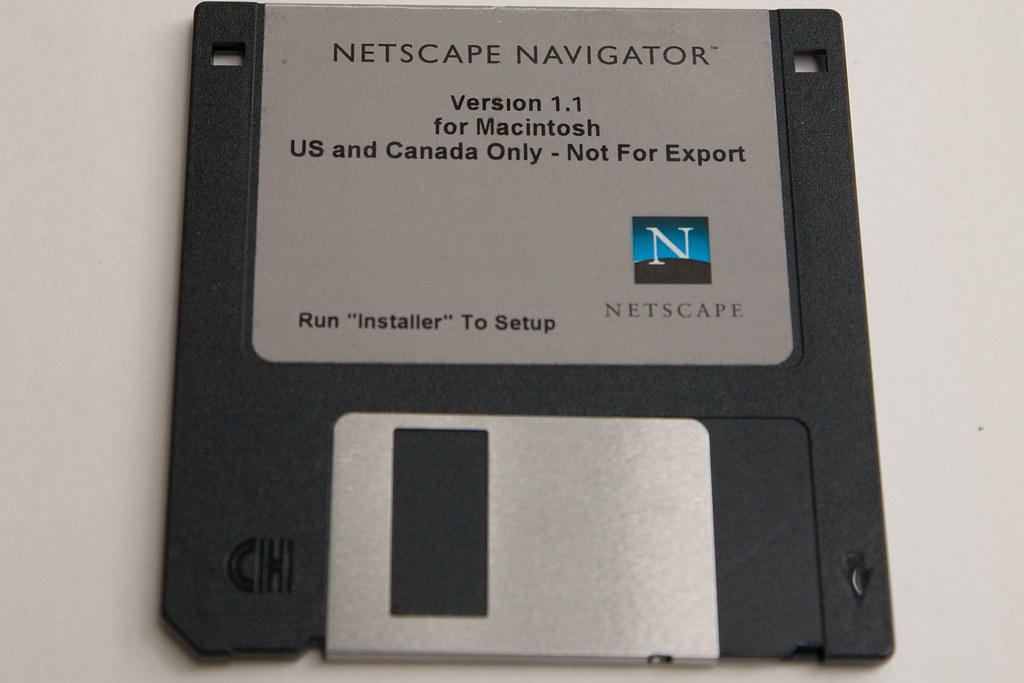 En floppydisk ligger mot hvit bakgrunn