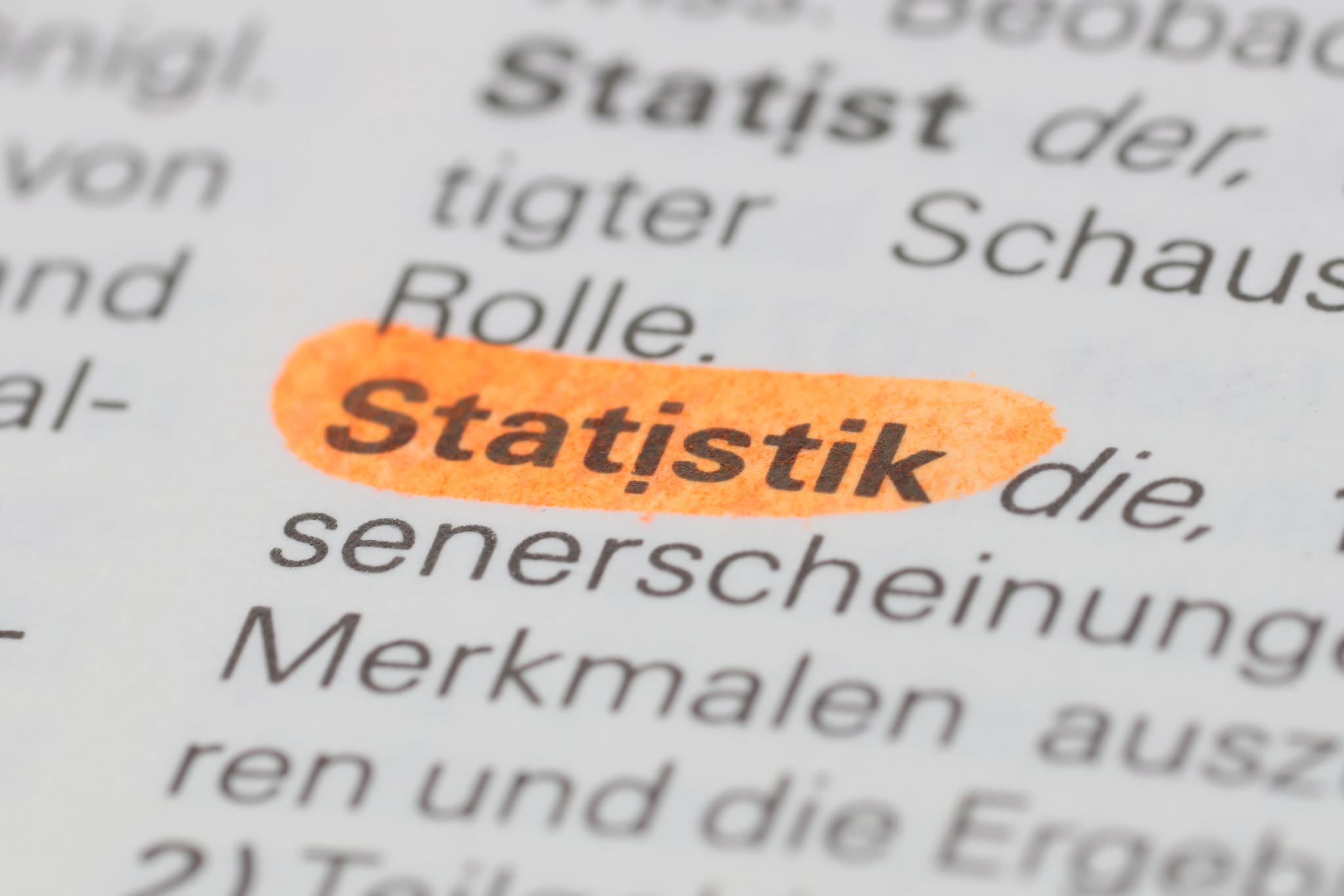 nærbilde av en tysk ordbok, ordet "statistik" er markert