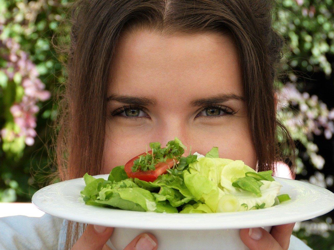 Kvinne med salat