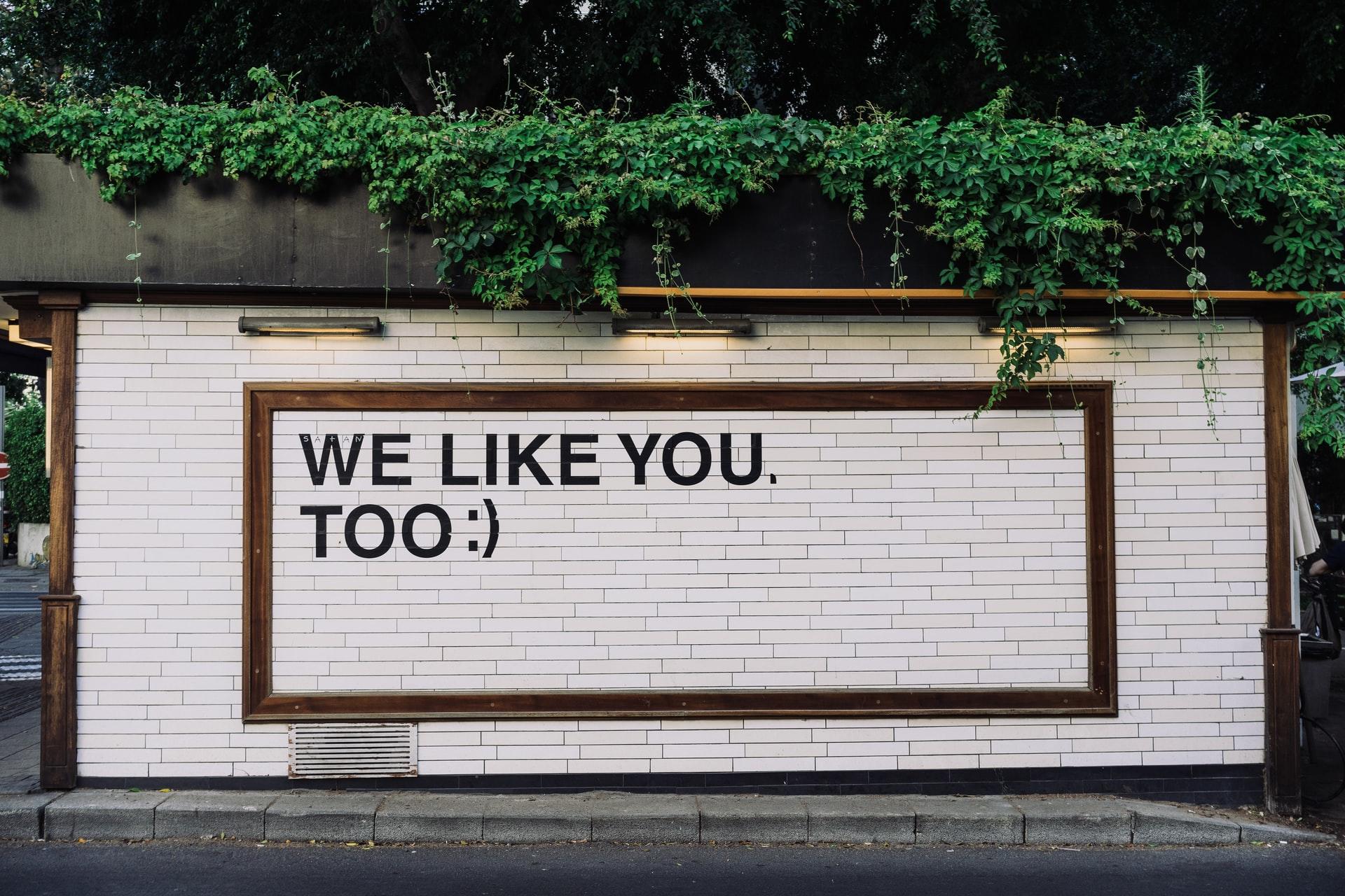 Murvegg med teksten "we like you, too :)"