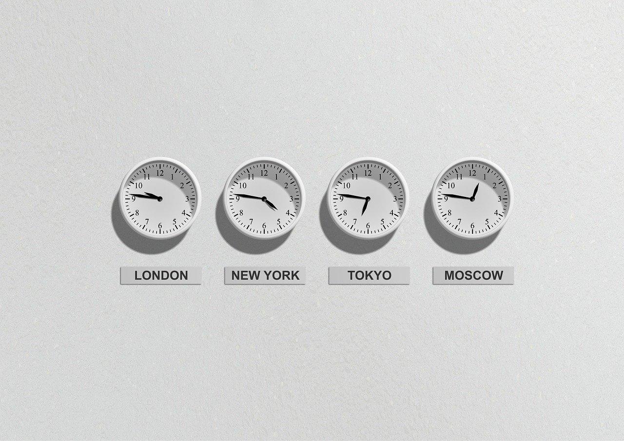Verdensklokker på en vegg: London, New York, Tokyo og Moskva