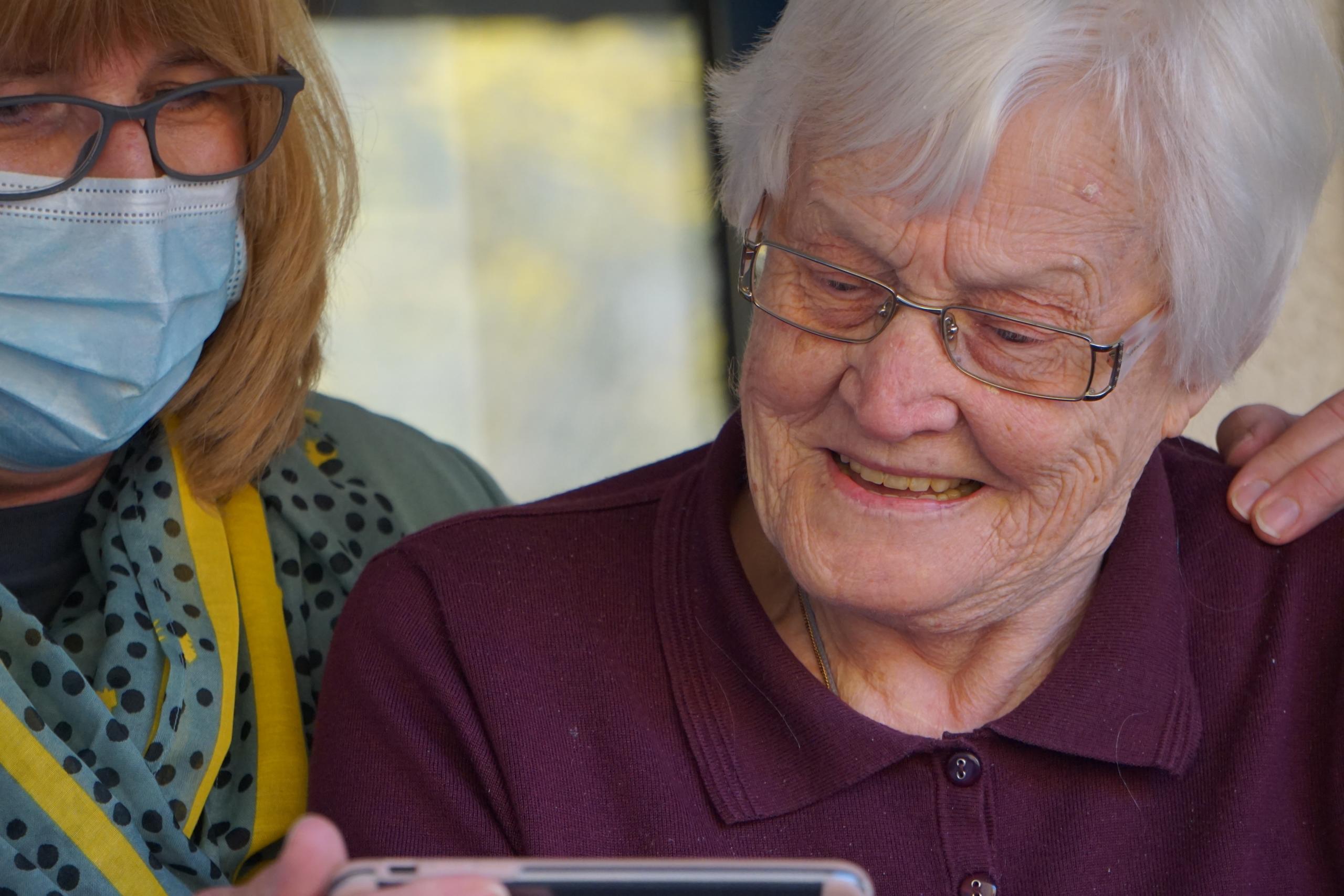 Kvinnelig pleier med eldre pasient