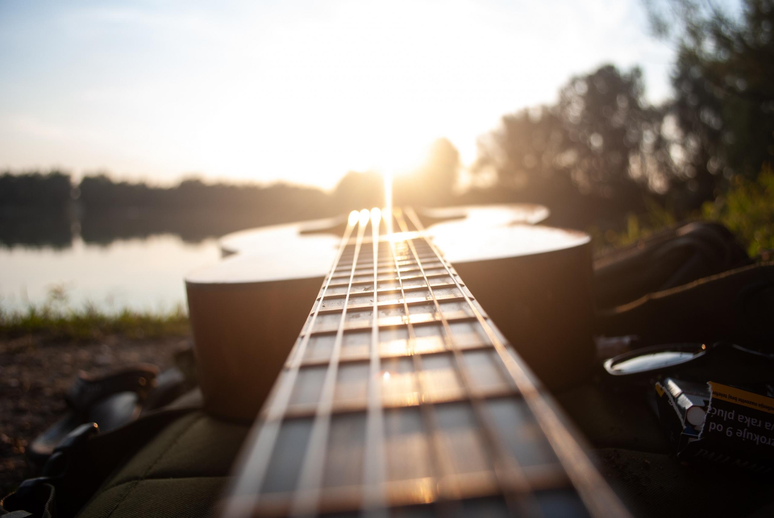 gitar utendørs og solnedgang