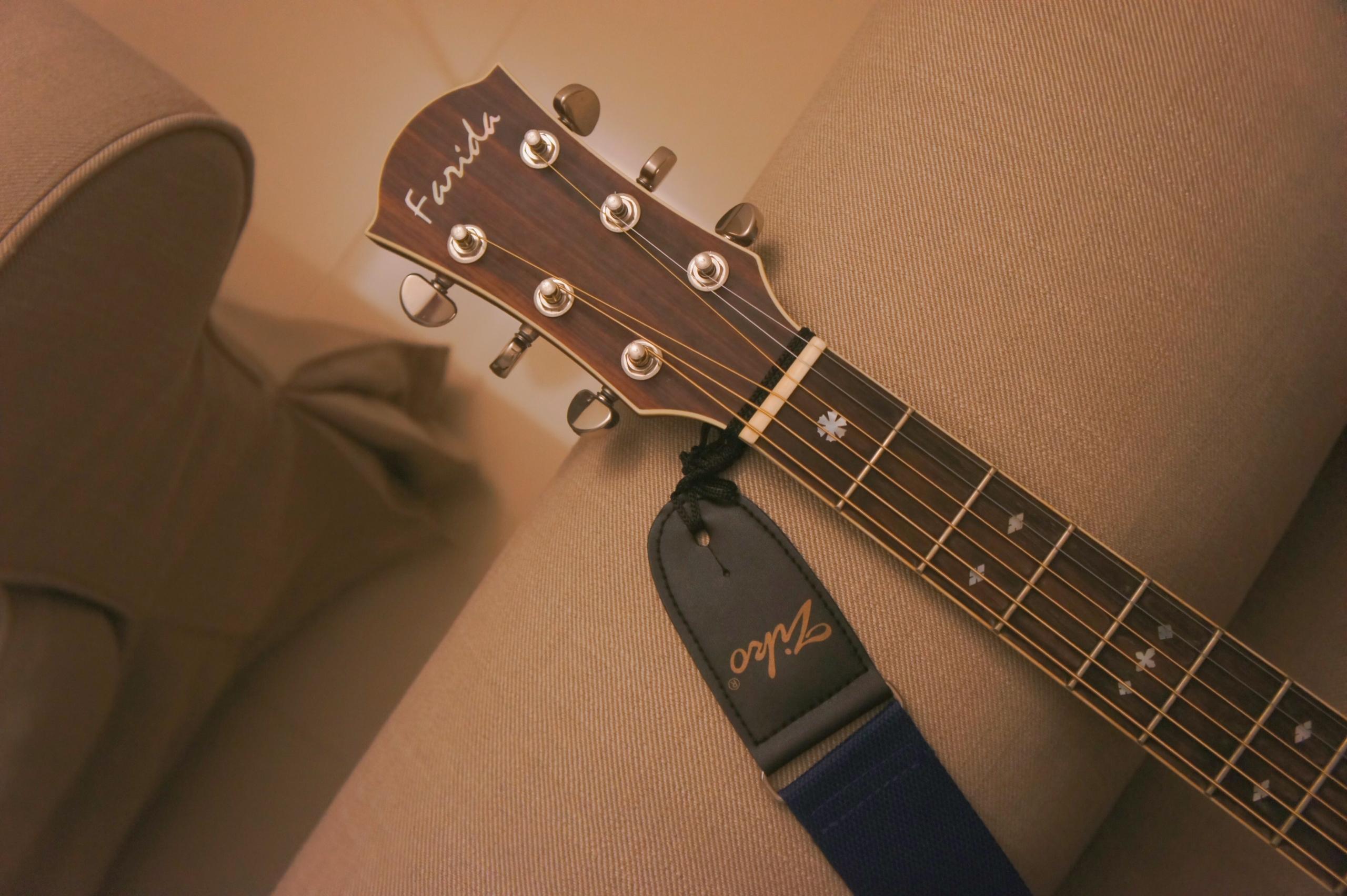 Gitar liggende på møbel