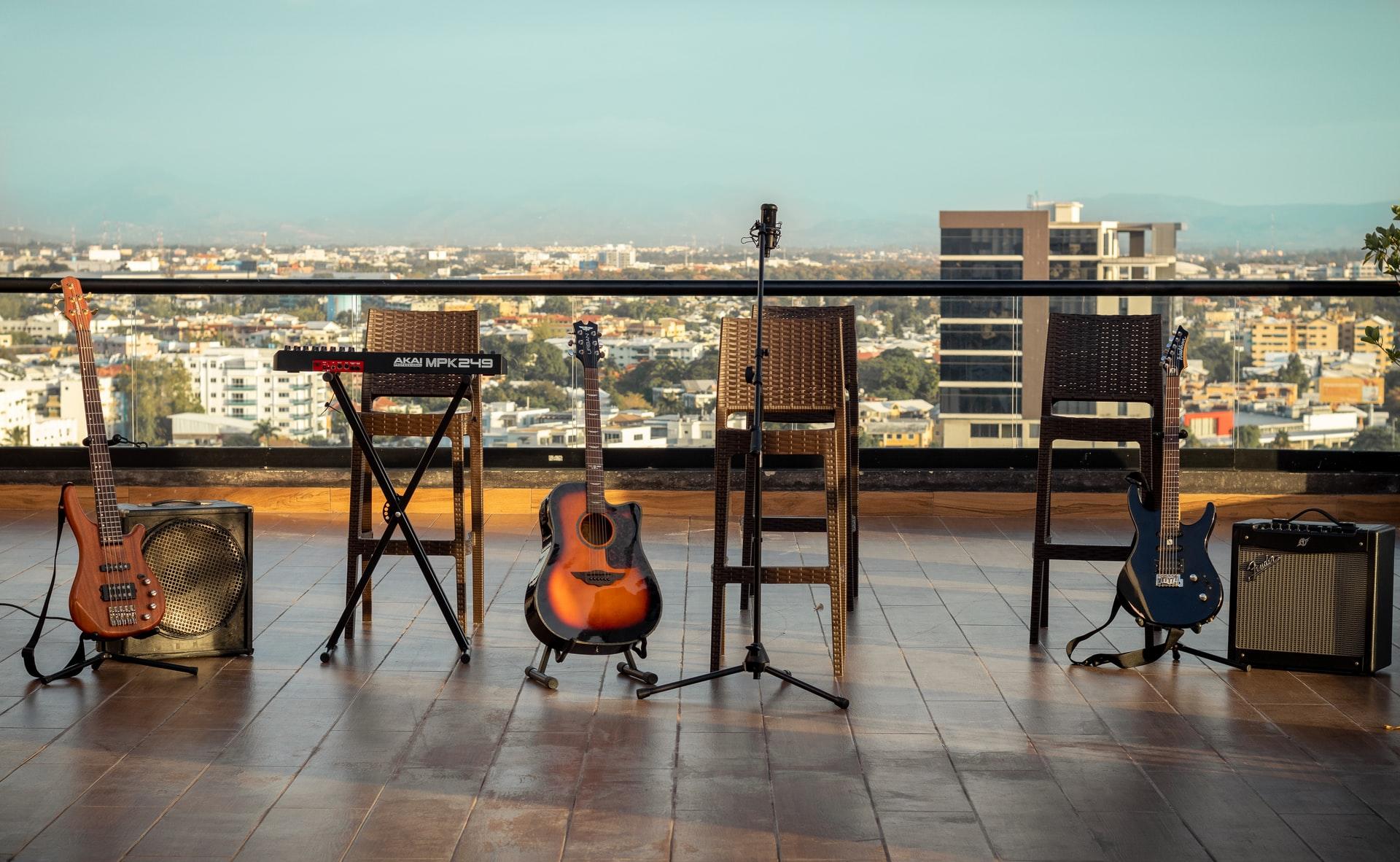 forskjellige gitarer stilt opp utendørs