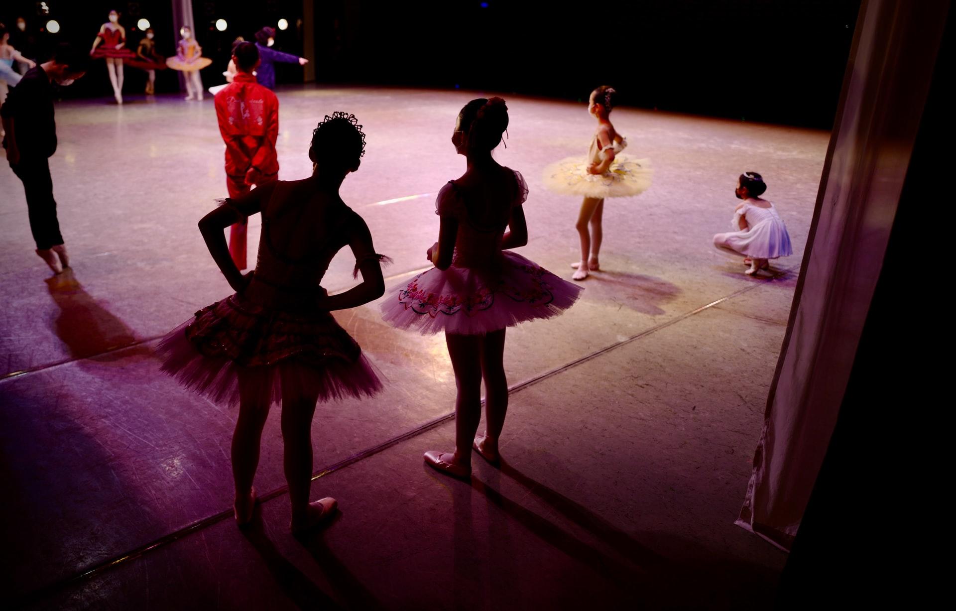 Barn i tutu som danser på en scene