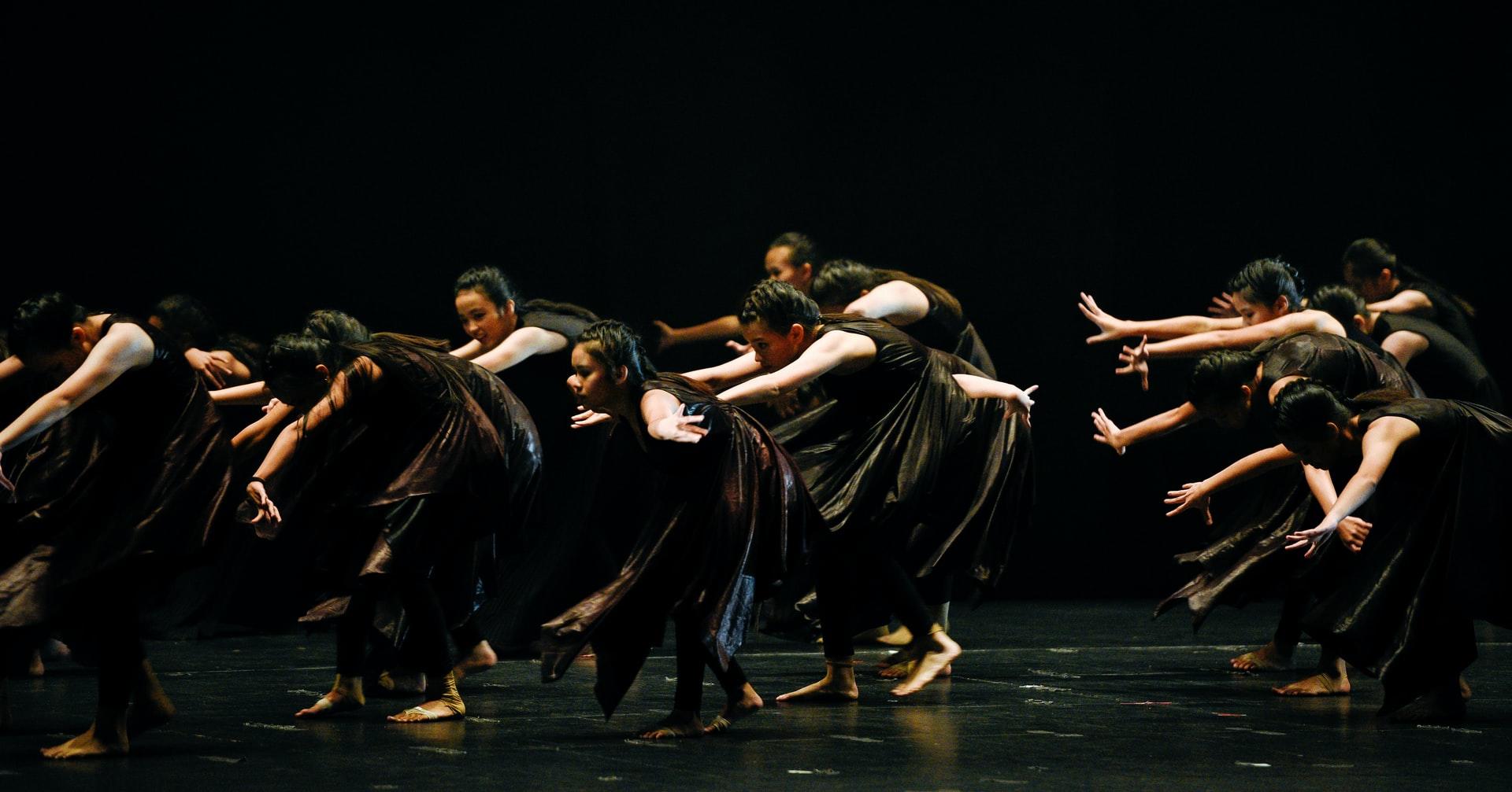 Dansefremførelse: Dansegruppe på en scene