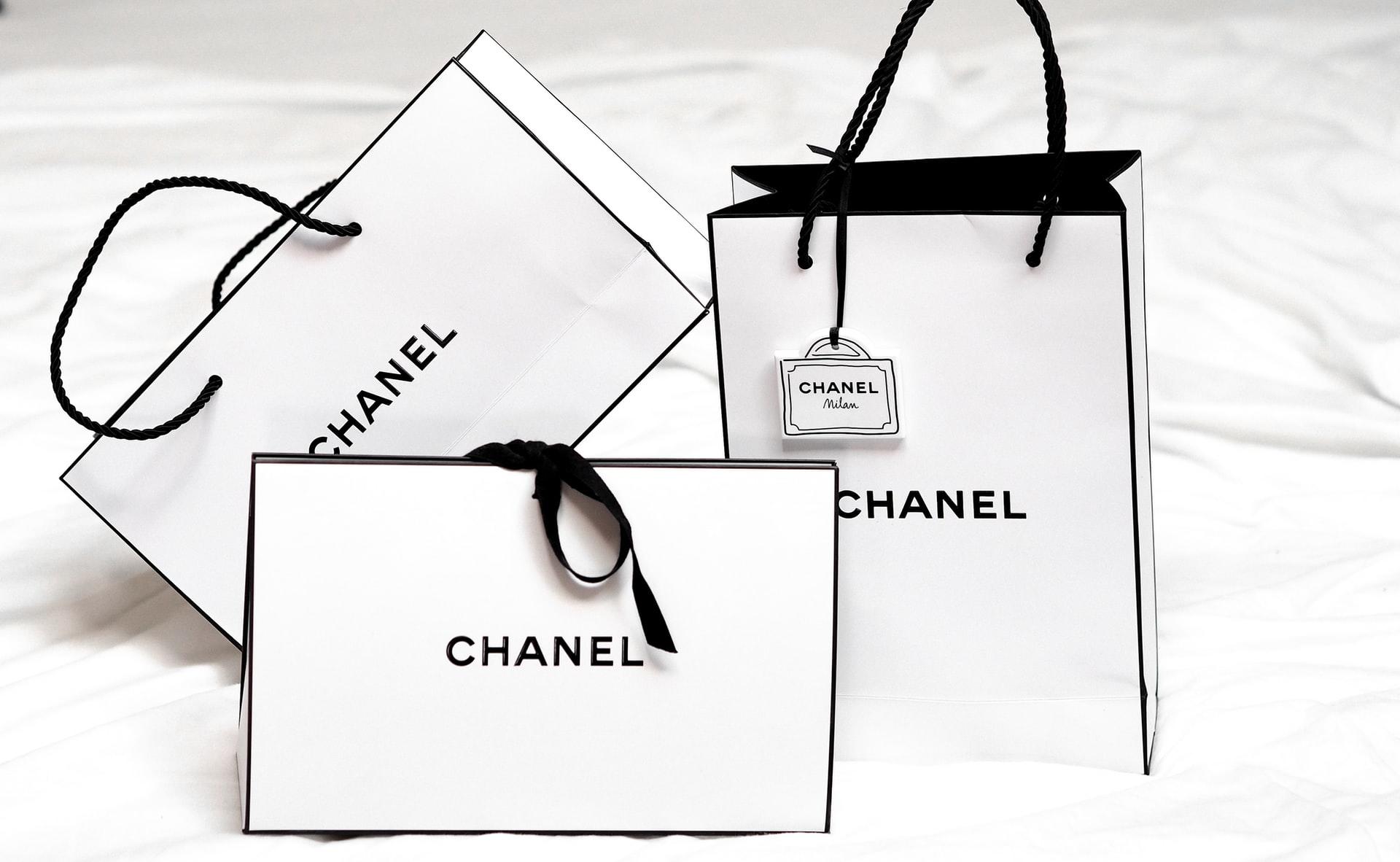 Tre hvite handleposer fra Chanel