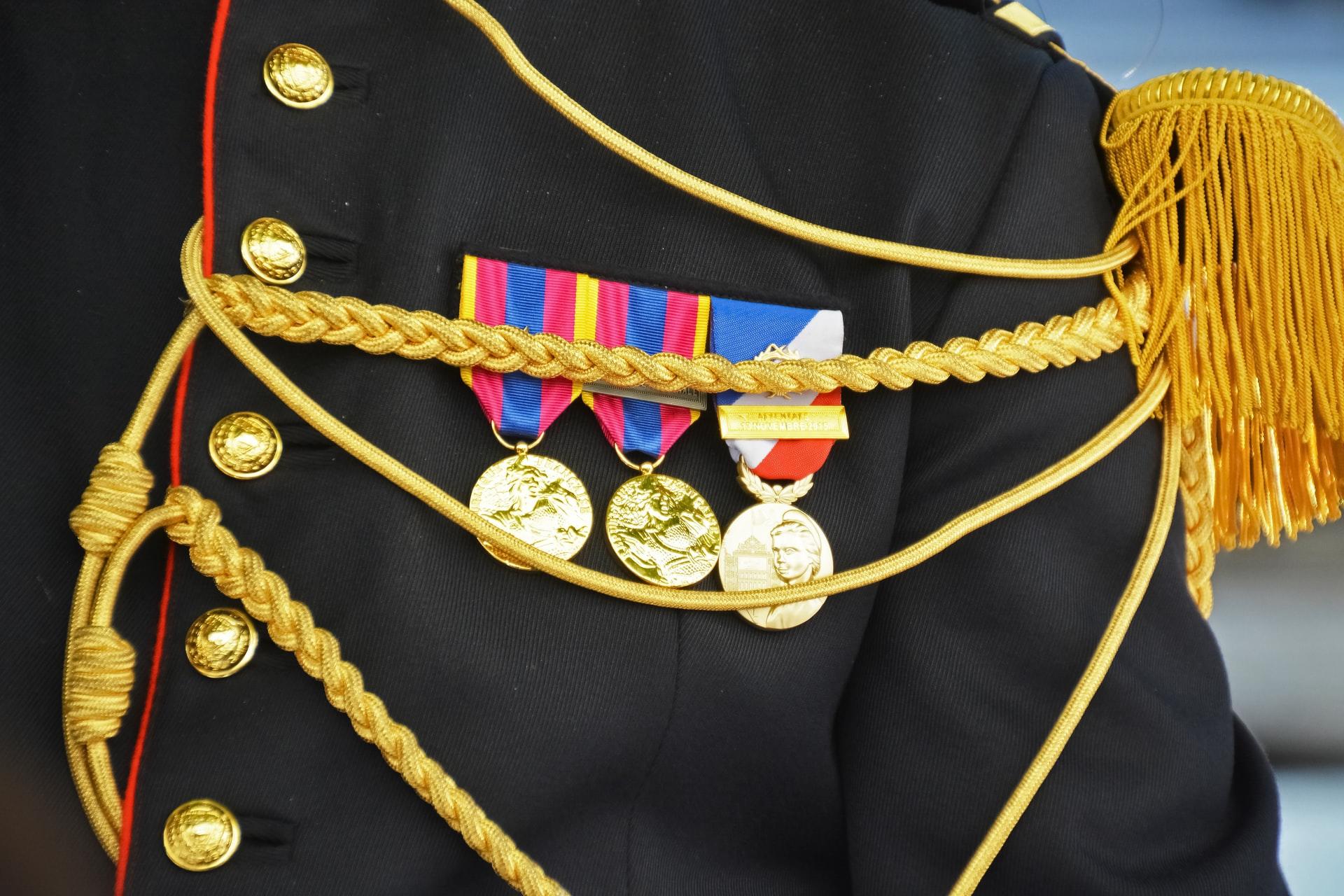 Nærbilde av uniform til fransk militære