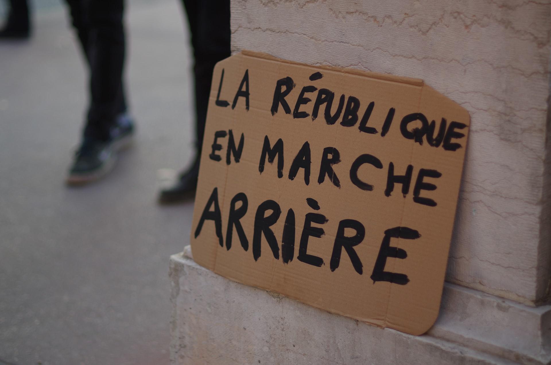 Skilt med teksten "la république en marche arrière"