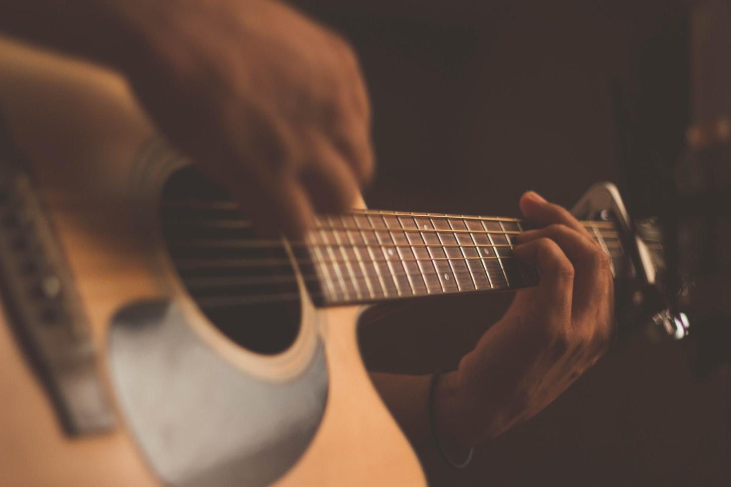 Hånd som spiller gitar