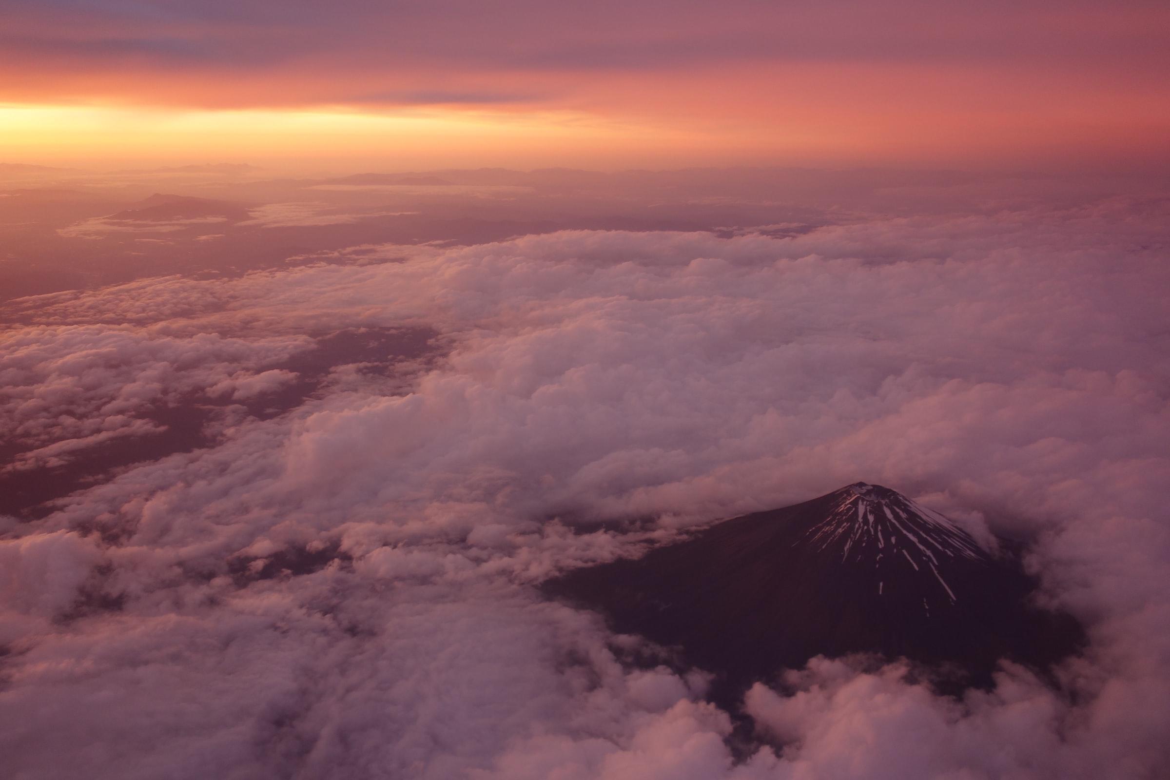 Fuji-fjellet fra himmelen, rosa skyer og solnedgang