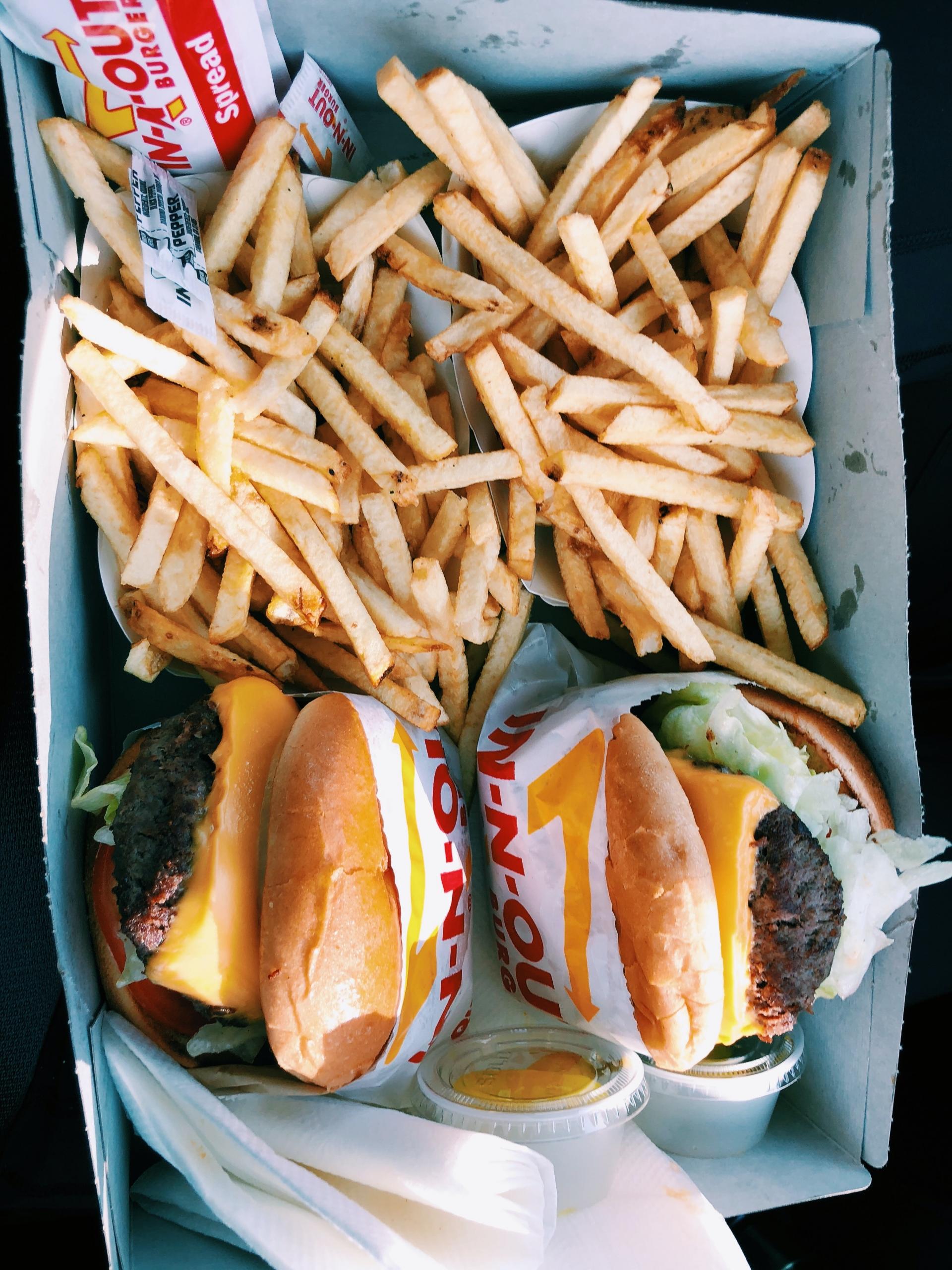 Pommes frittes og burger