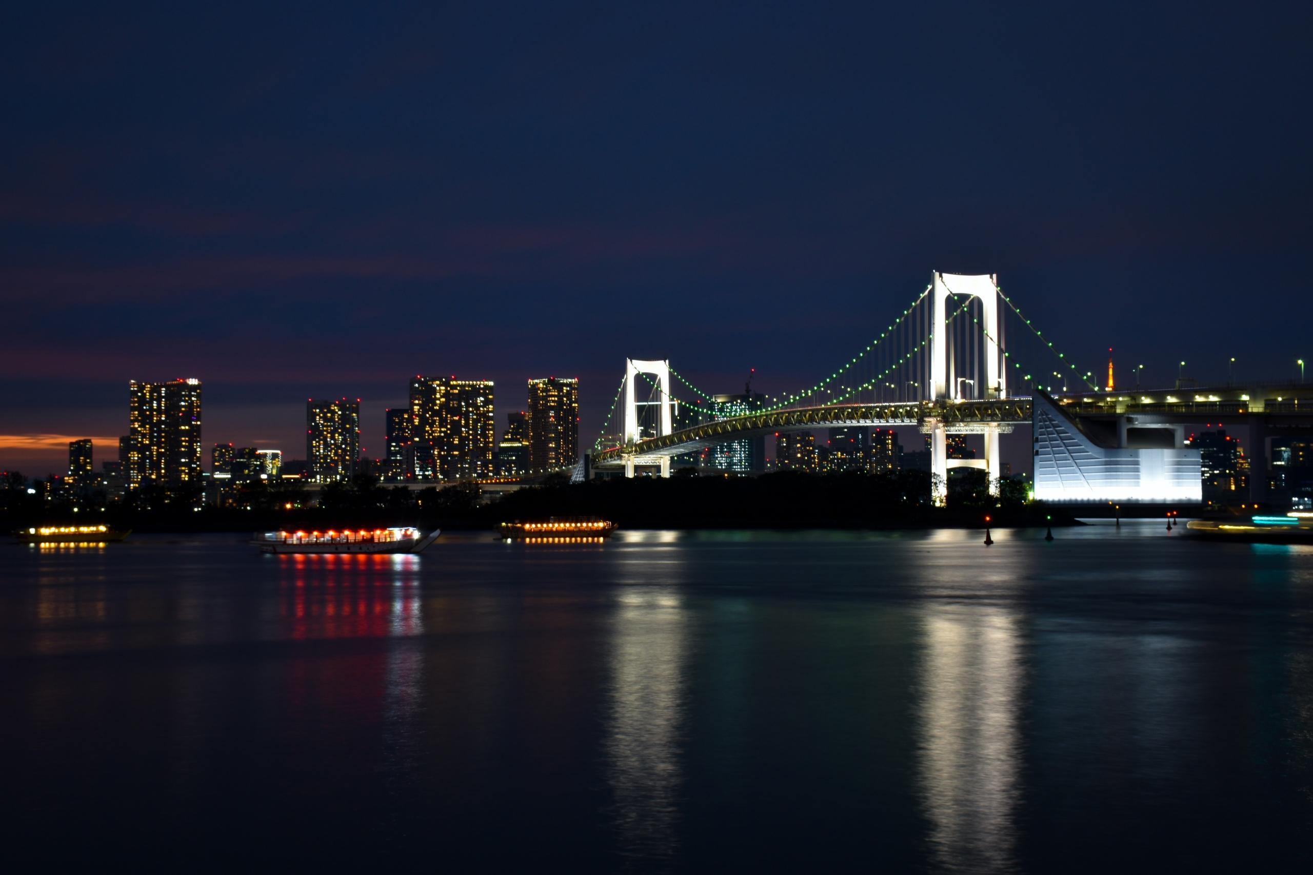Odaiba på nattestid med utsikt over Regnbuebroen